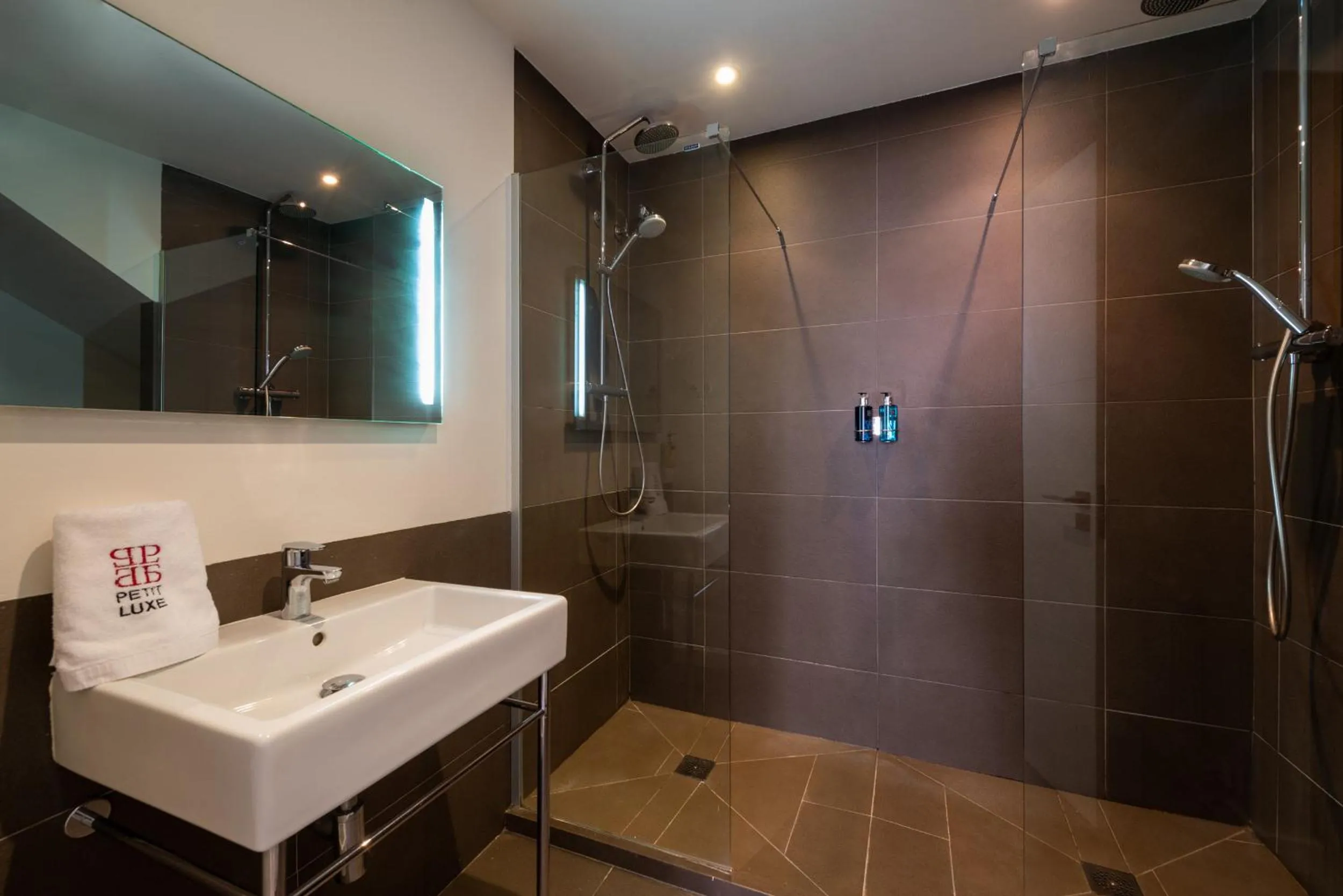 Shower in Petit Luxe Tobella Baixos