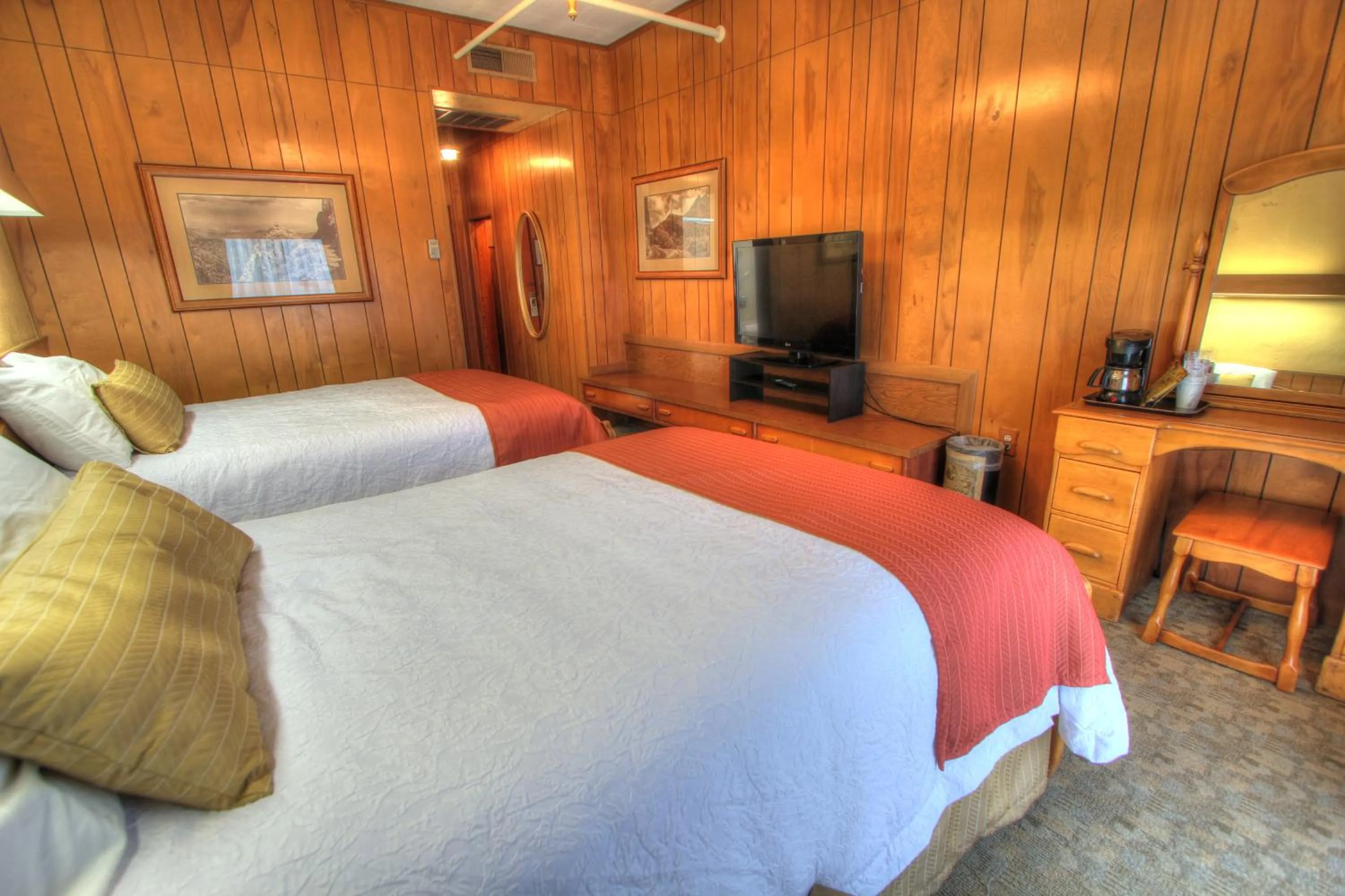 Bedroom, Bed in Gatlinburg Inn