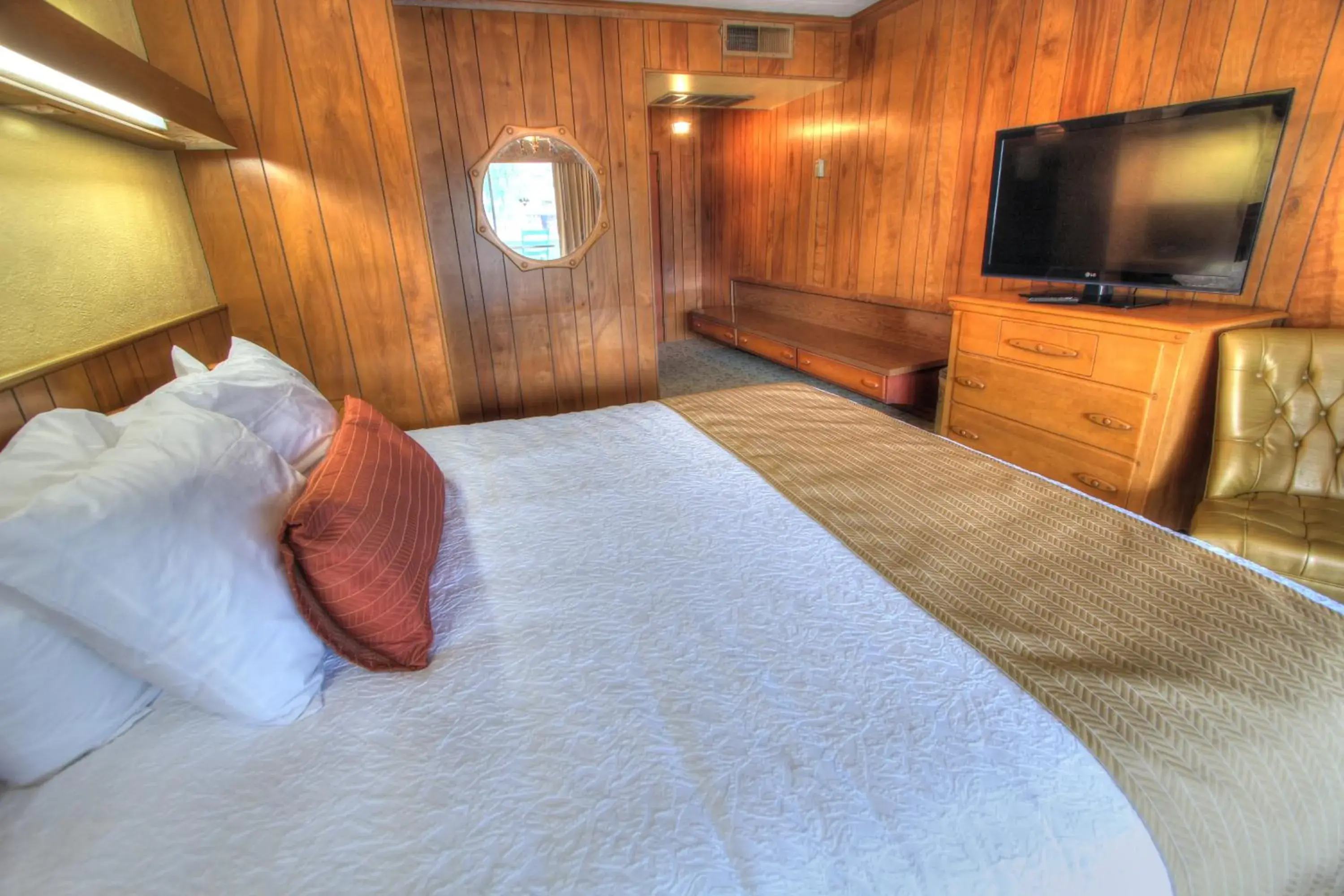 Bedroom, Bed in Gatlinburg Inn Bedroom, Bed in Gatlinburg Inn