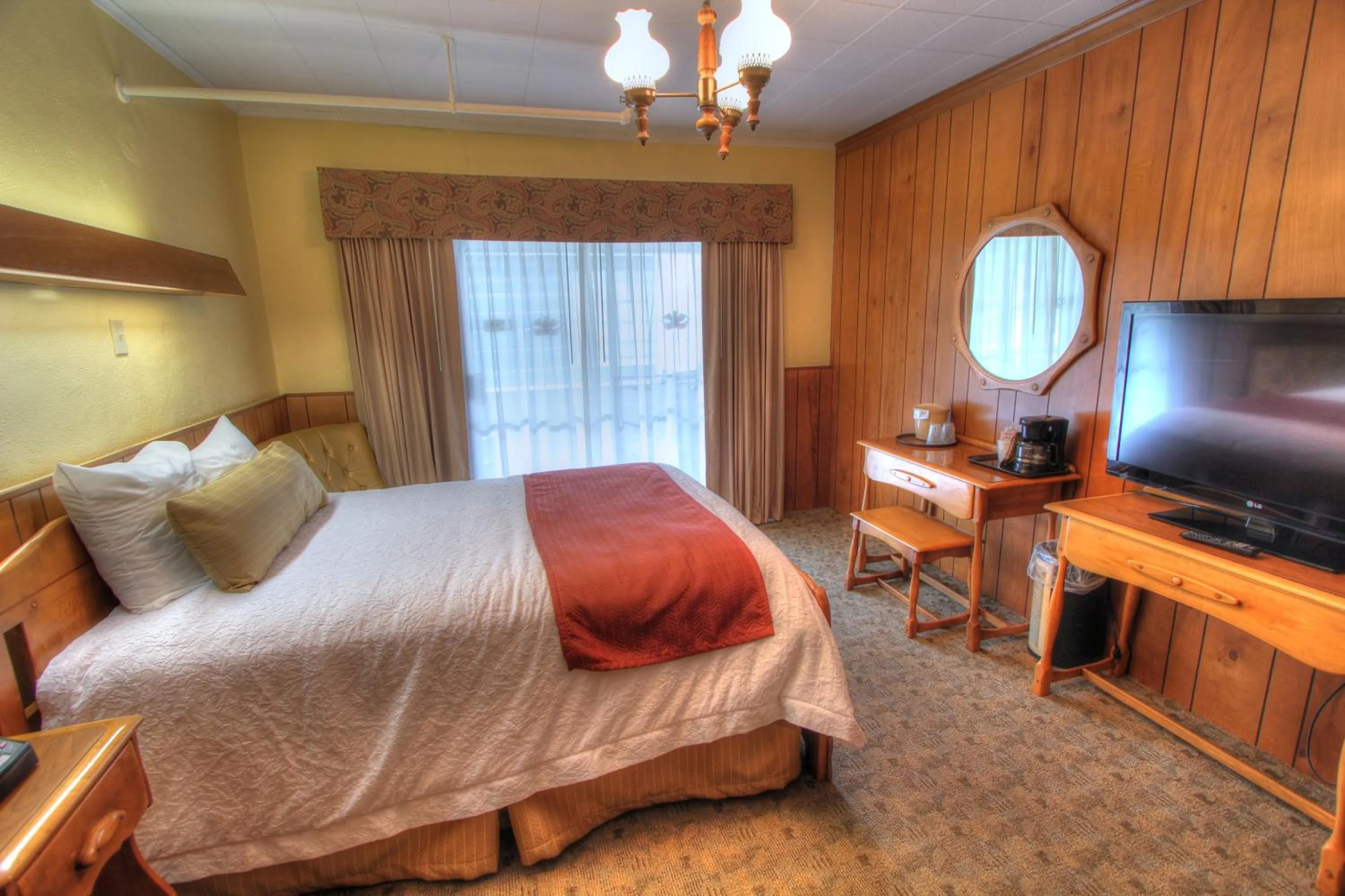 Bedroom, Bed in Gatlinburg Inn