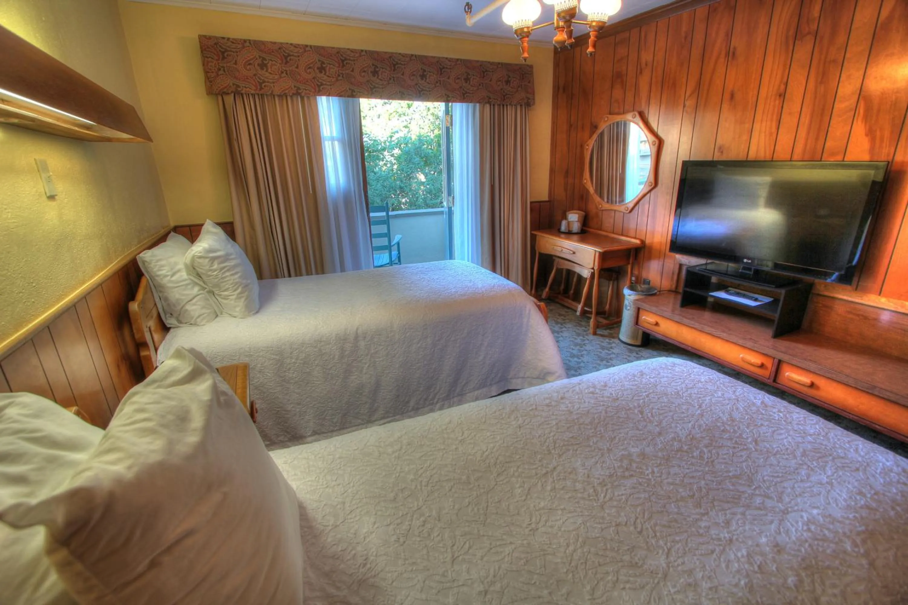 Bedroom, Bed in Gatlinburg Inn