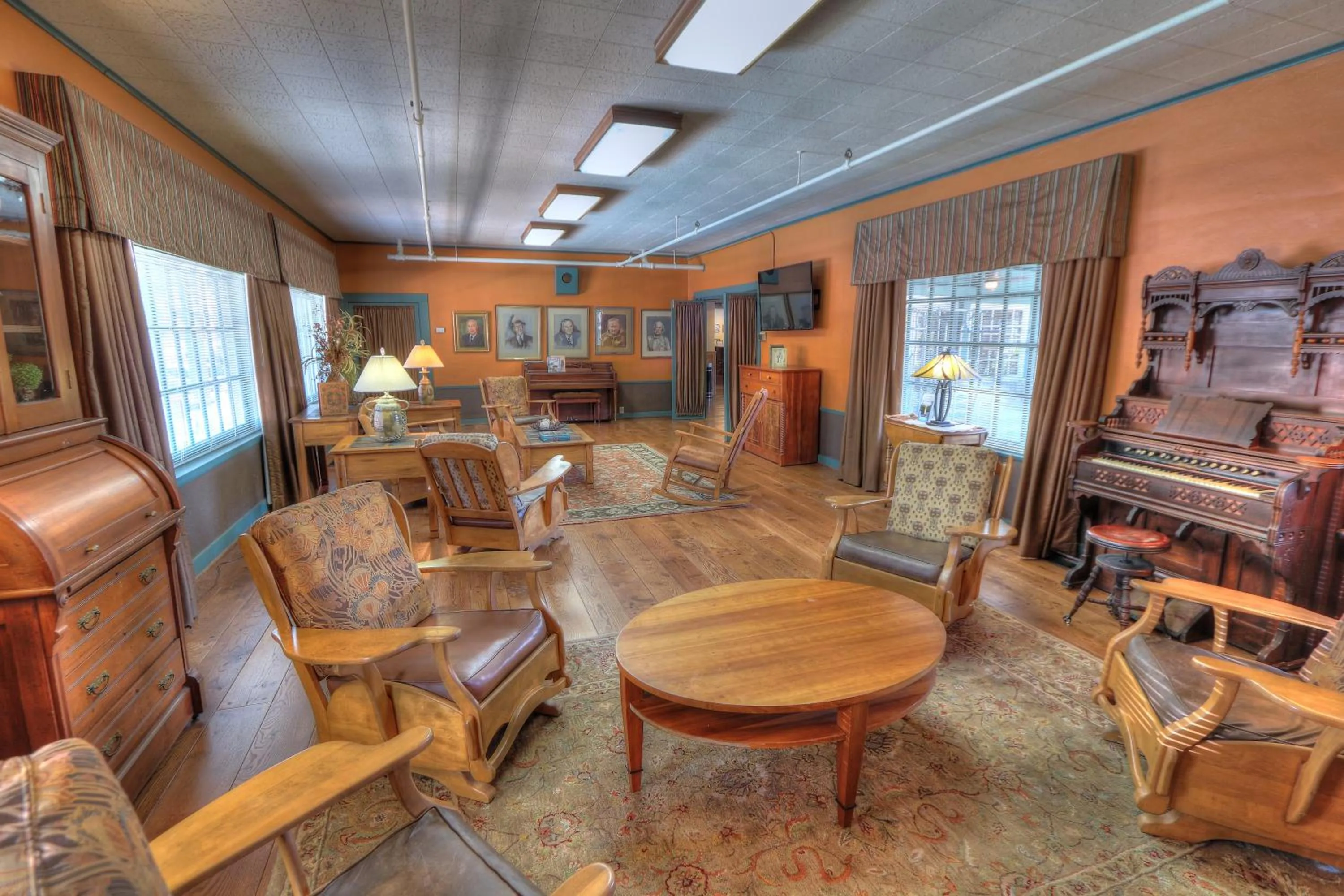 Communal lounge/ TV room in Gatlinburg Inn