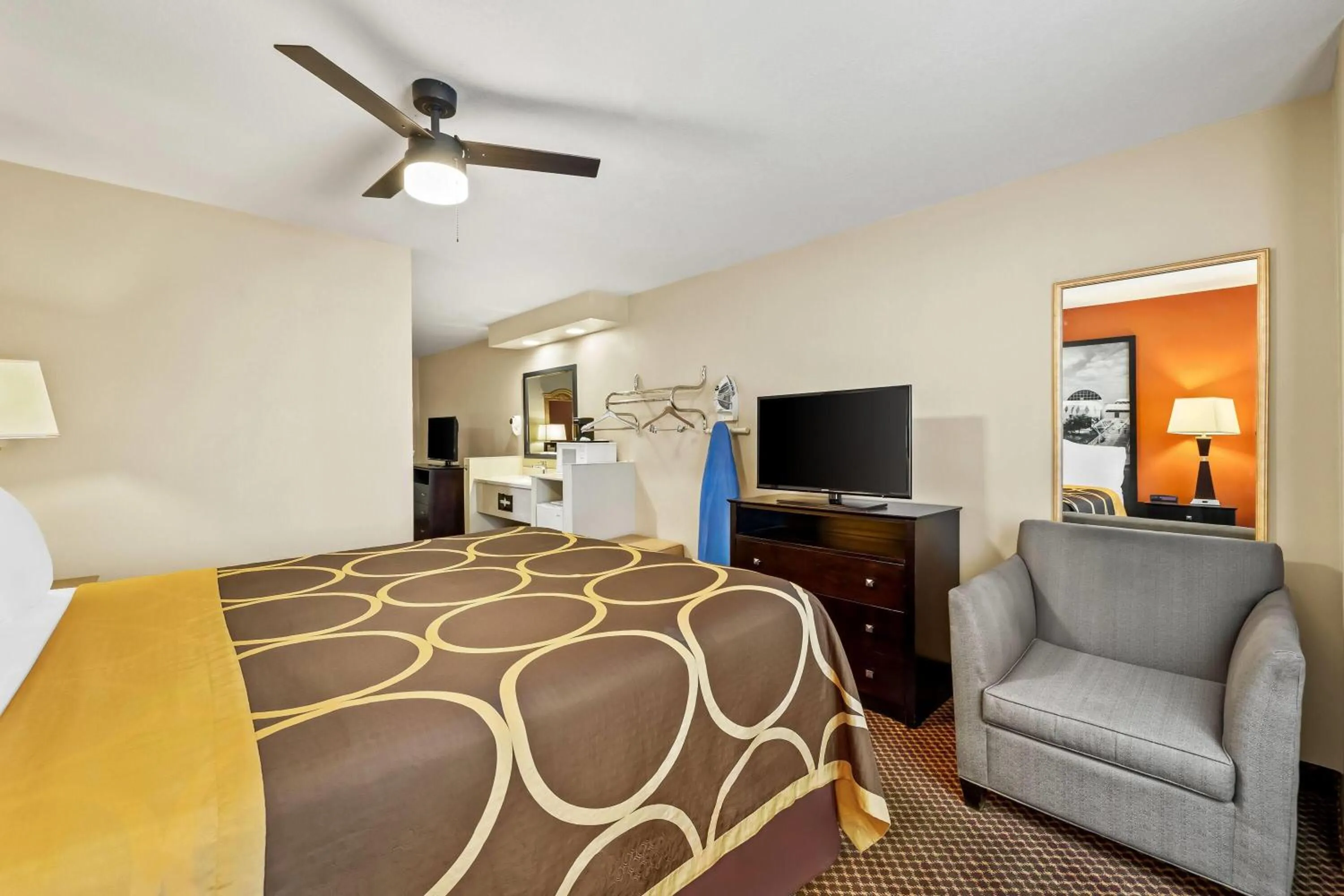 Photo of the whole room, Bed in Super 8 by Wyndham Marana/Tucson Area
