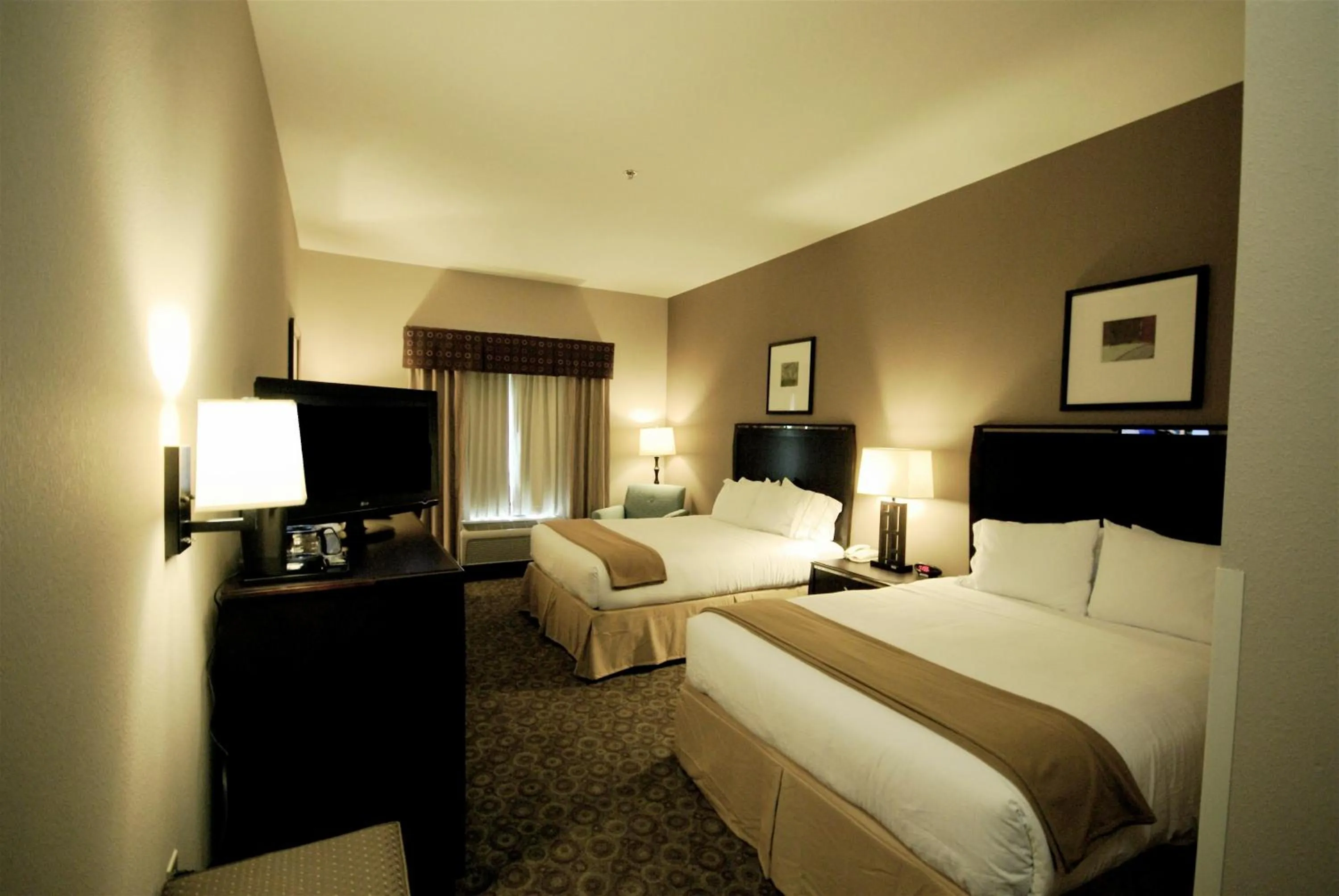 Photo of the whole room, Bed in Holiday Inn Express Hotel & Suites Van Wert by IHG