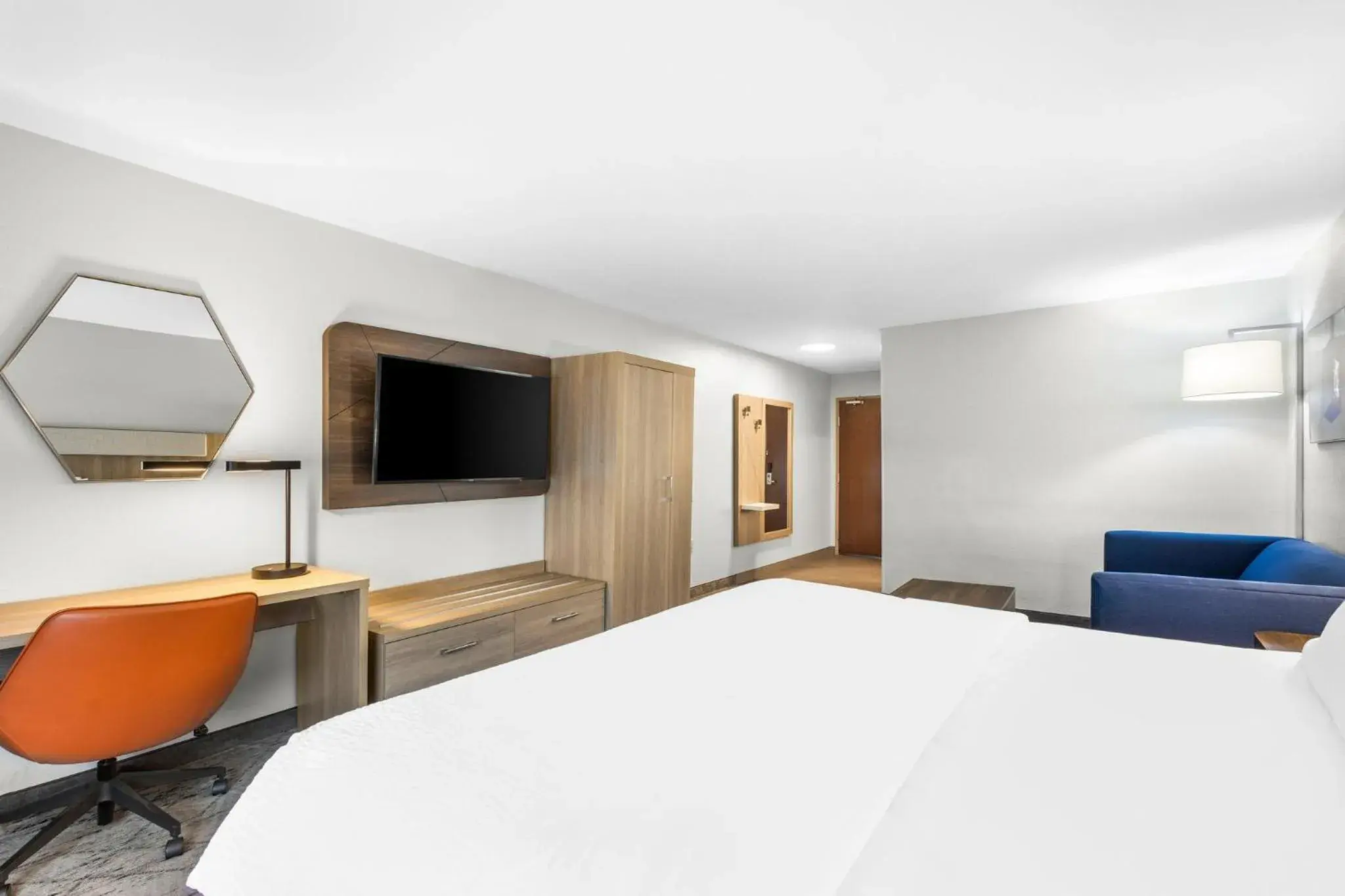 Photo of the whole room, Bed in Holiday Inn Express Hotel & Suites Van Wert by IHG Photo of the whole room, Bed in Holiday Inn Express Hotel & Suites Van Wert by IHG