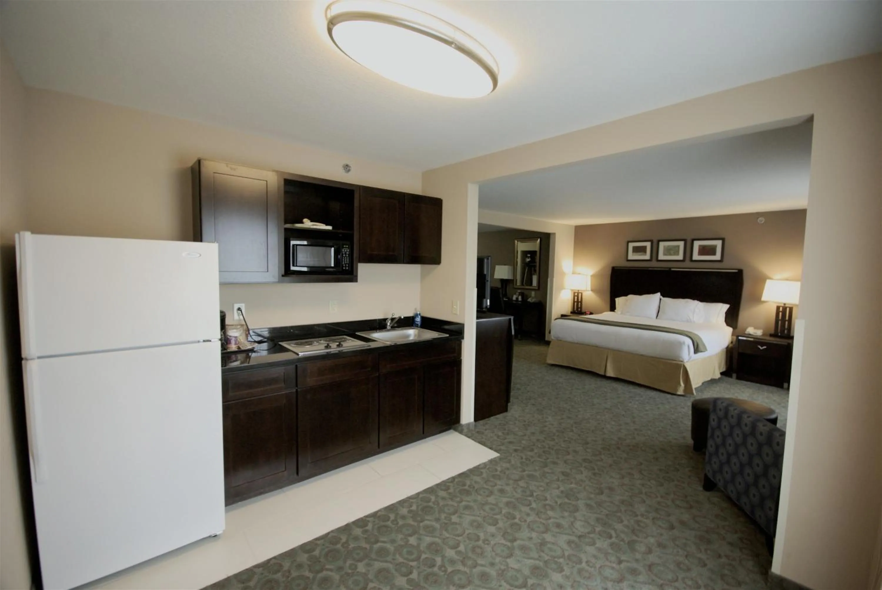 Photo of the whole room, Bed in Holiday Inn Express Hotel & Suites Van Wert by IHG