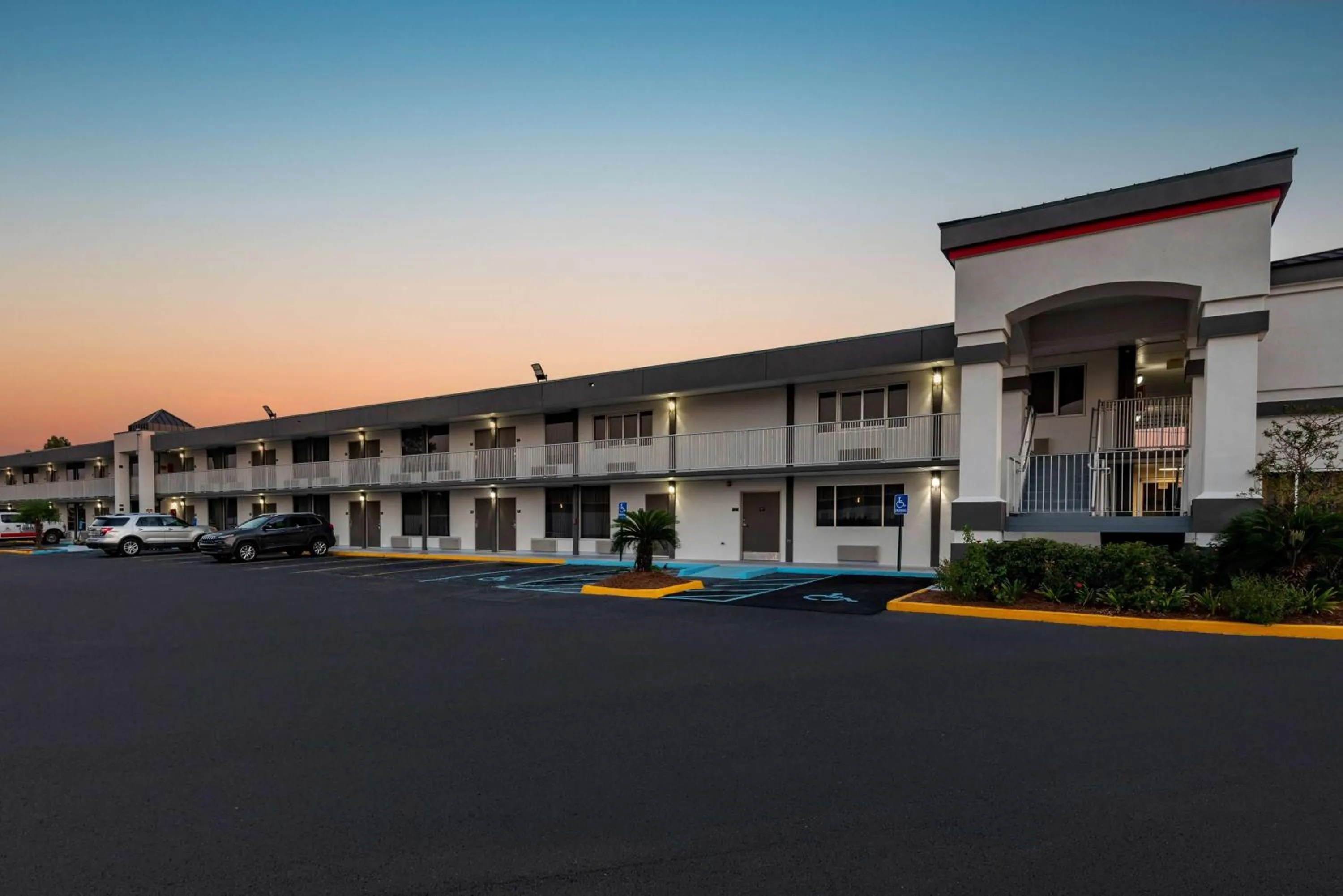 Property building in Super 8 by Wyndham Baton Rouge/I-10