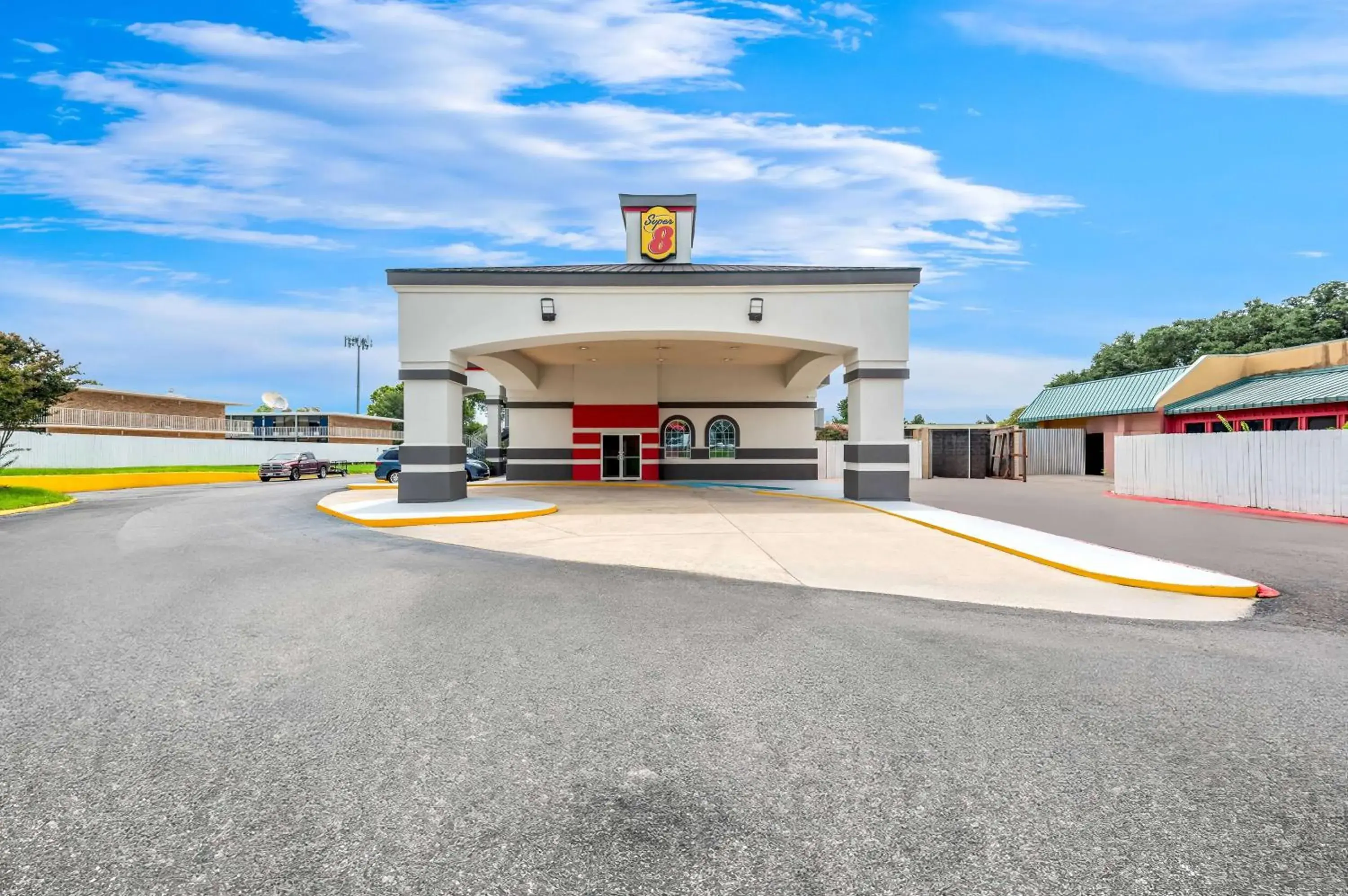 Property building in Super 8 by Wyndham Baton Rouge/I-10 Property building in Super 8 by Wyndham Baton Rouge/I-10