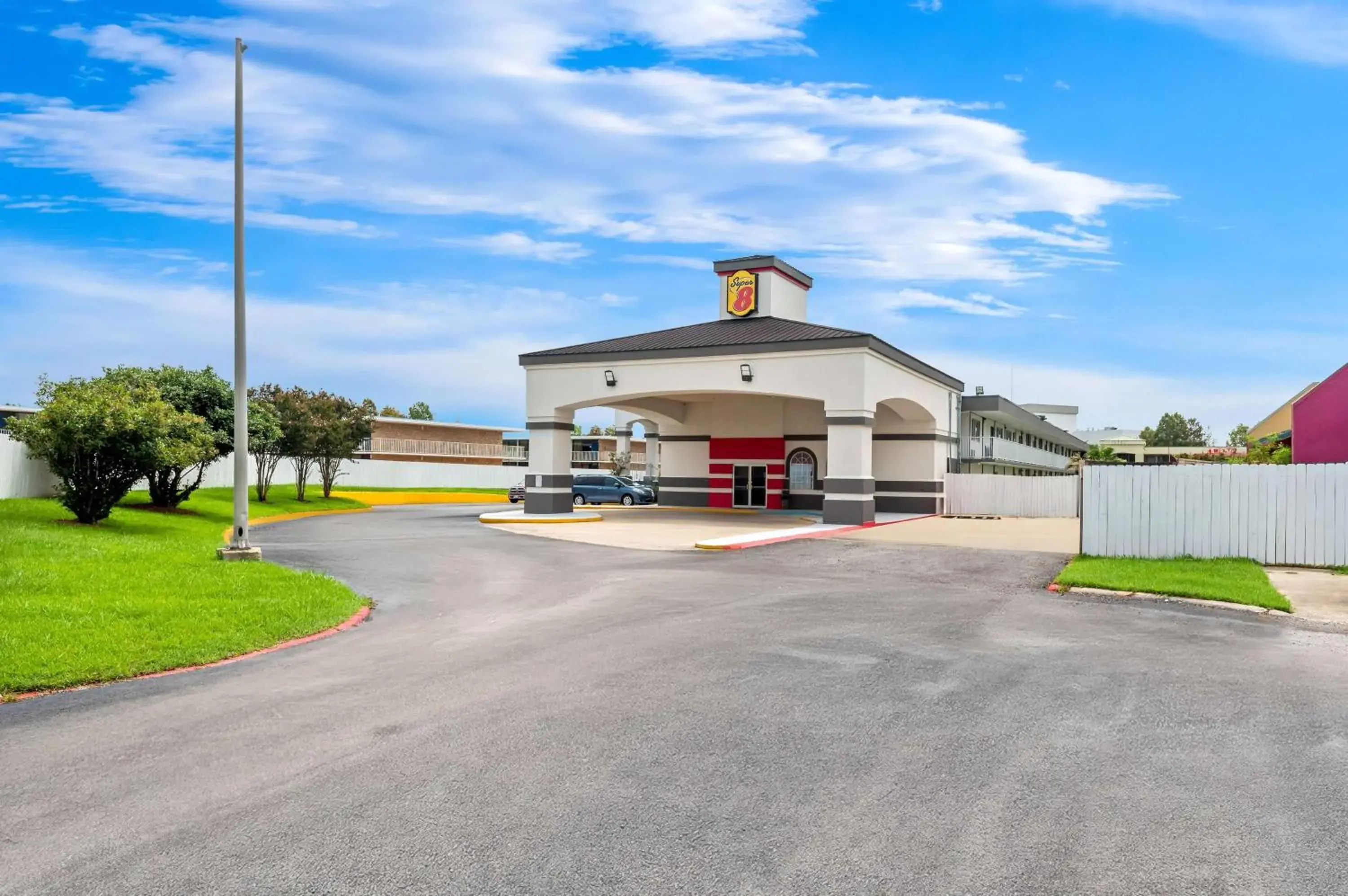 Property building in Super 8 by Wyndham Baton Rouge/I-10 Property building in Super 8 by Wyndham Baton Rouge/I-10