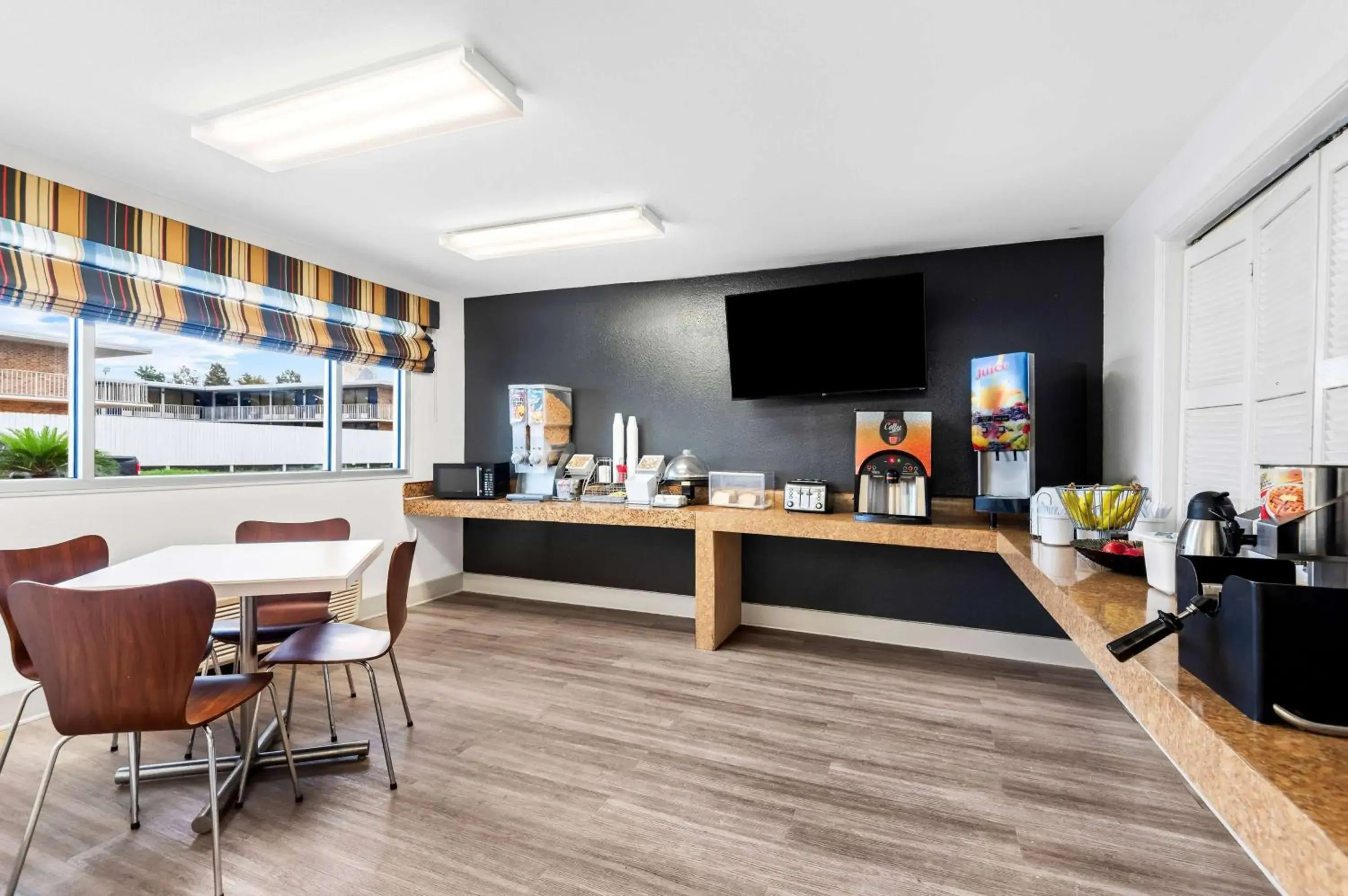 Restaurant/places to eat in Super 8 by Wyndham Baton Rouge/I-10 Restaurant/places to eat in Super 8 by Wyndham Baton Rouge/I-10