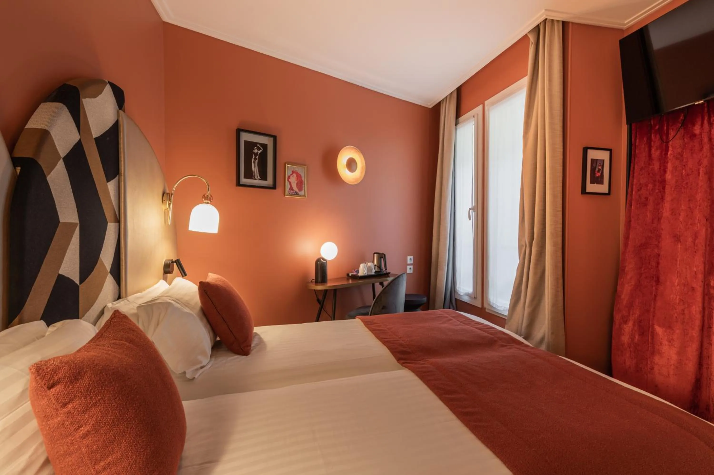 Photo of the whole room, Bed in Royal Saint Germain