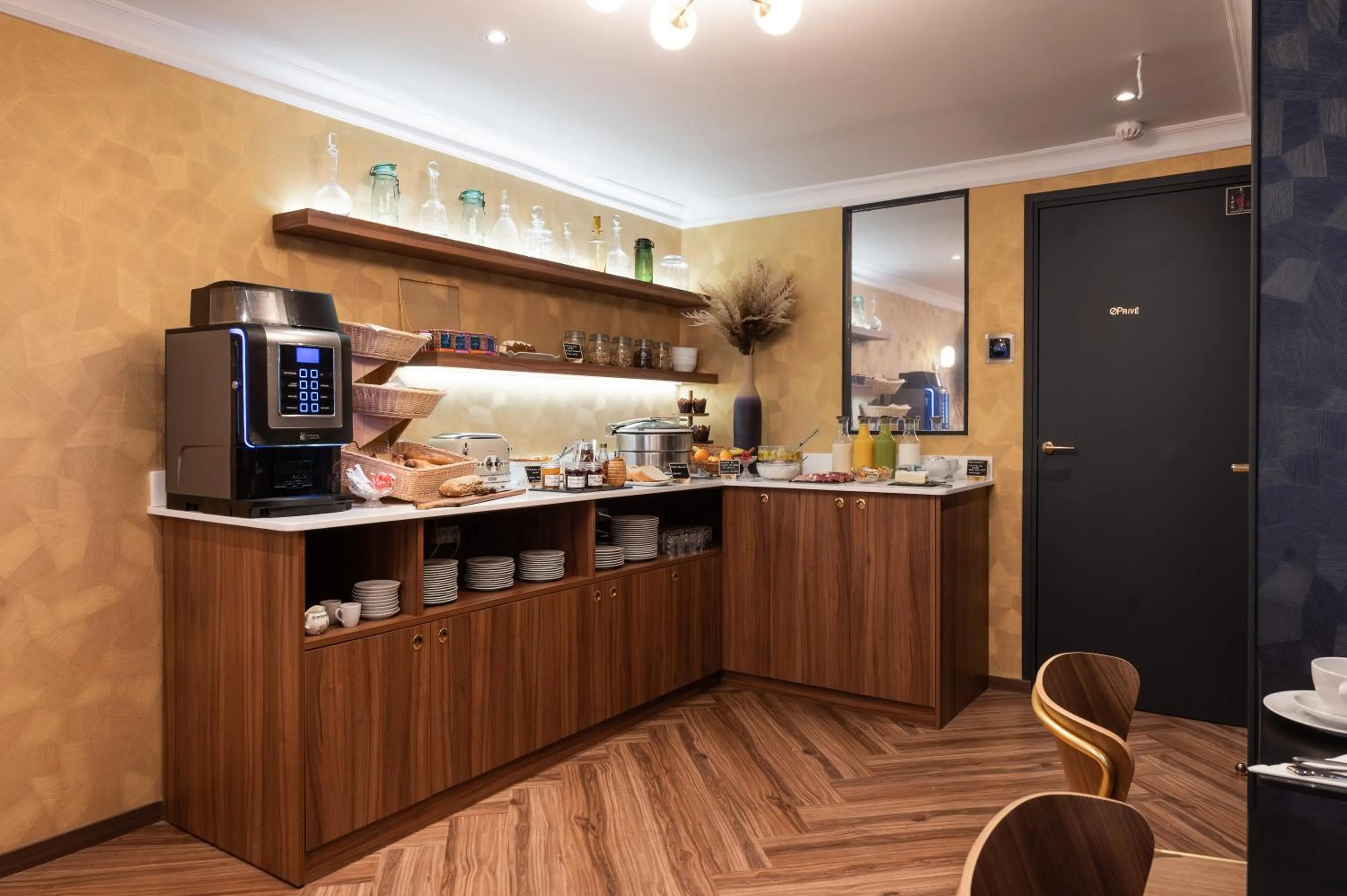 Breakfast in Royal Saint Germain