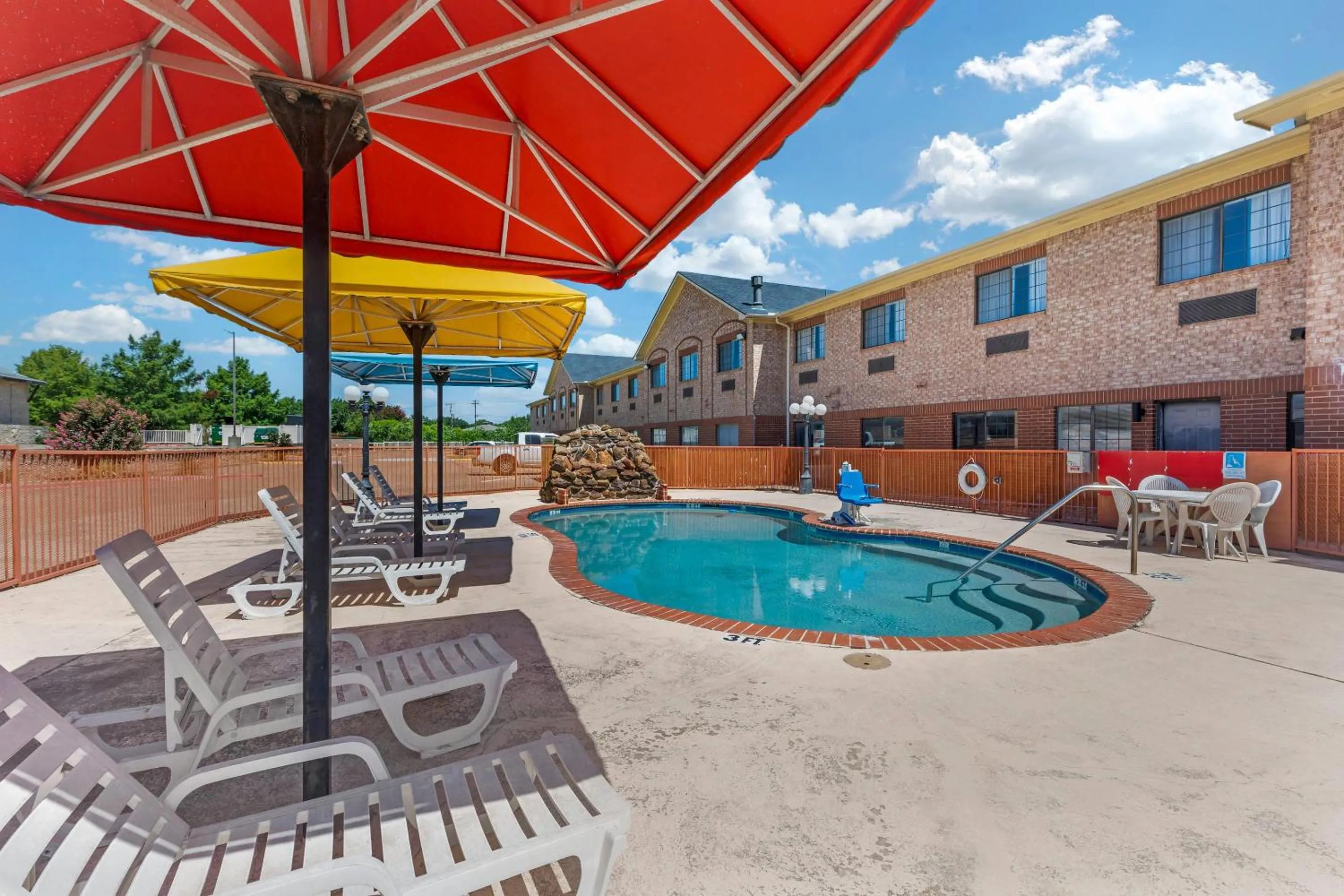 Swimming pool in Sleep Inn