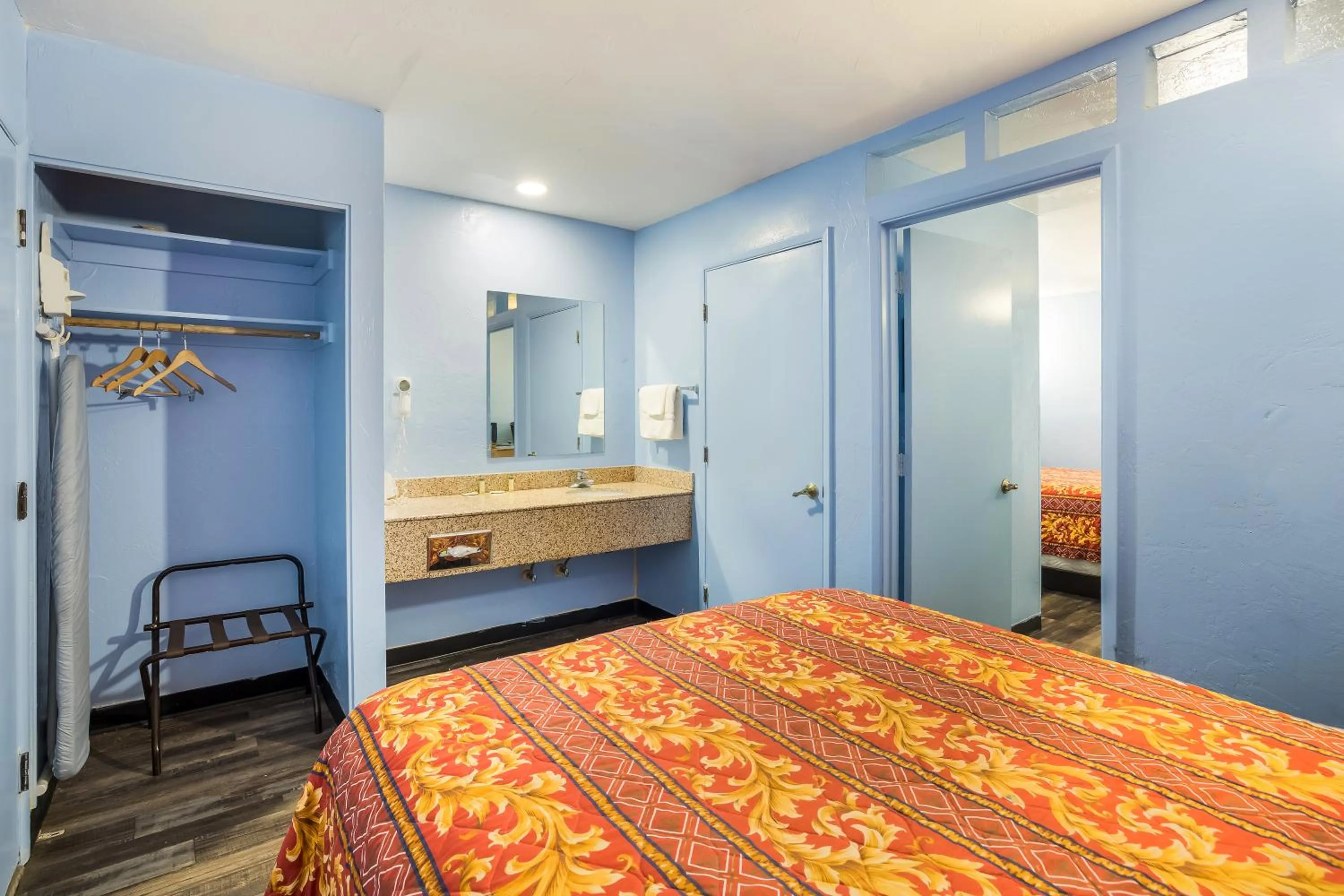 Bed in Knights Inn Tucson D.M.A.F Area