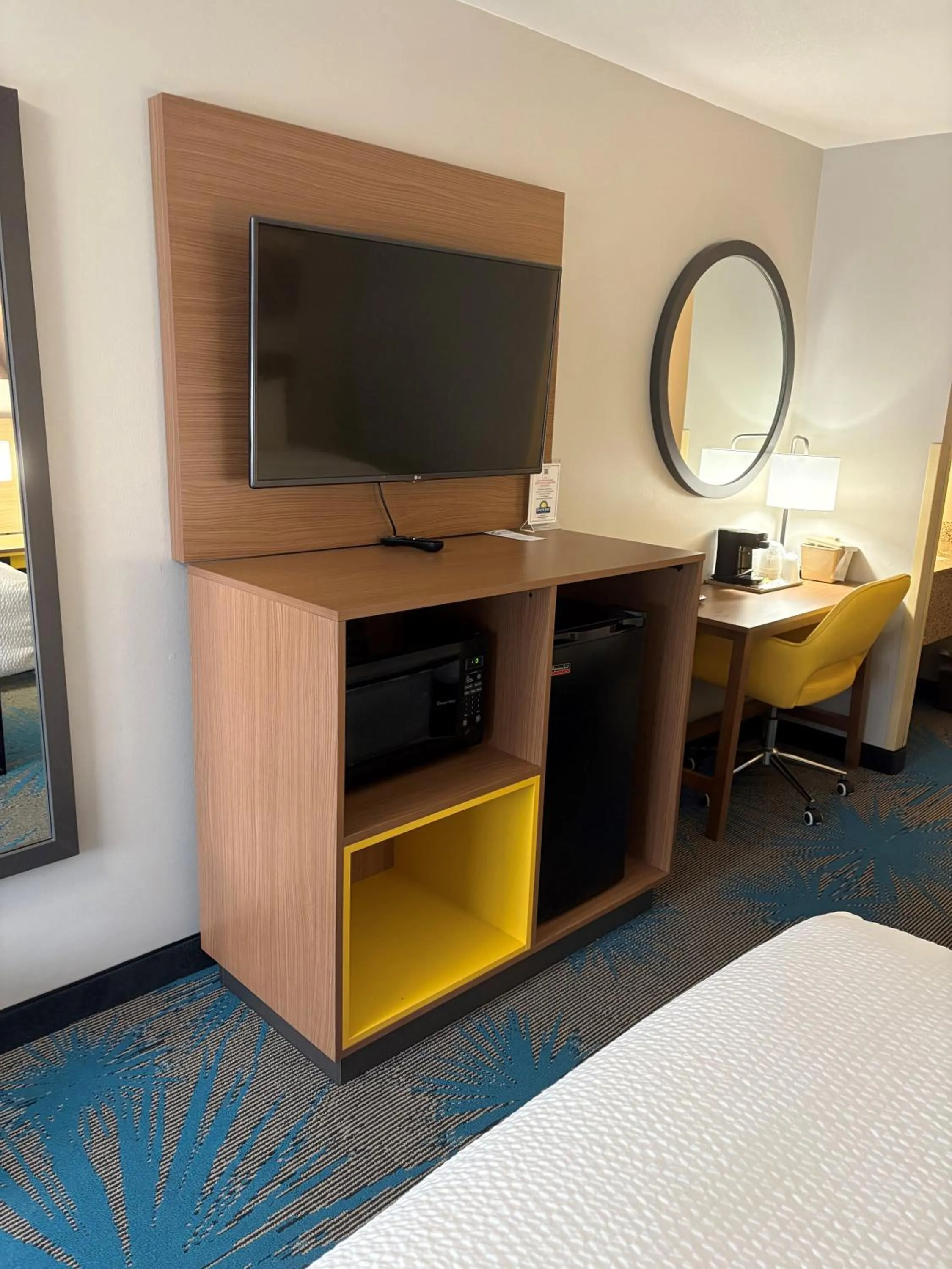 TV and multimedia, Bed in Days Inn by Wyndham Mitchell SD