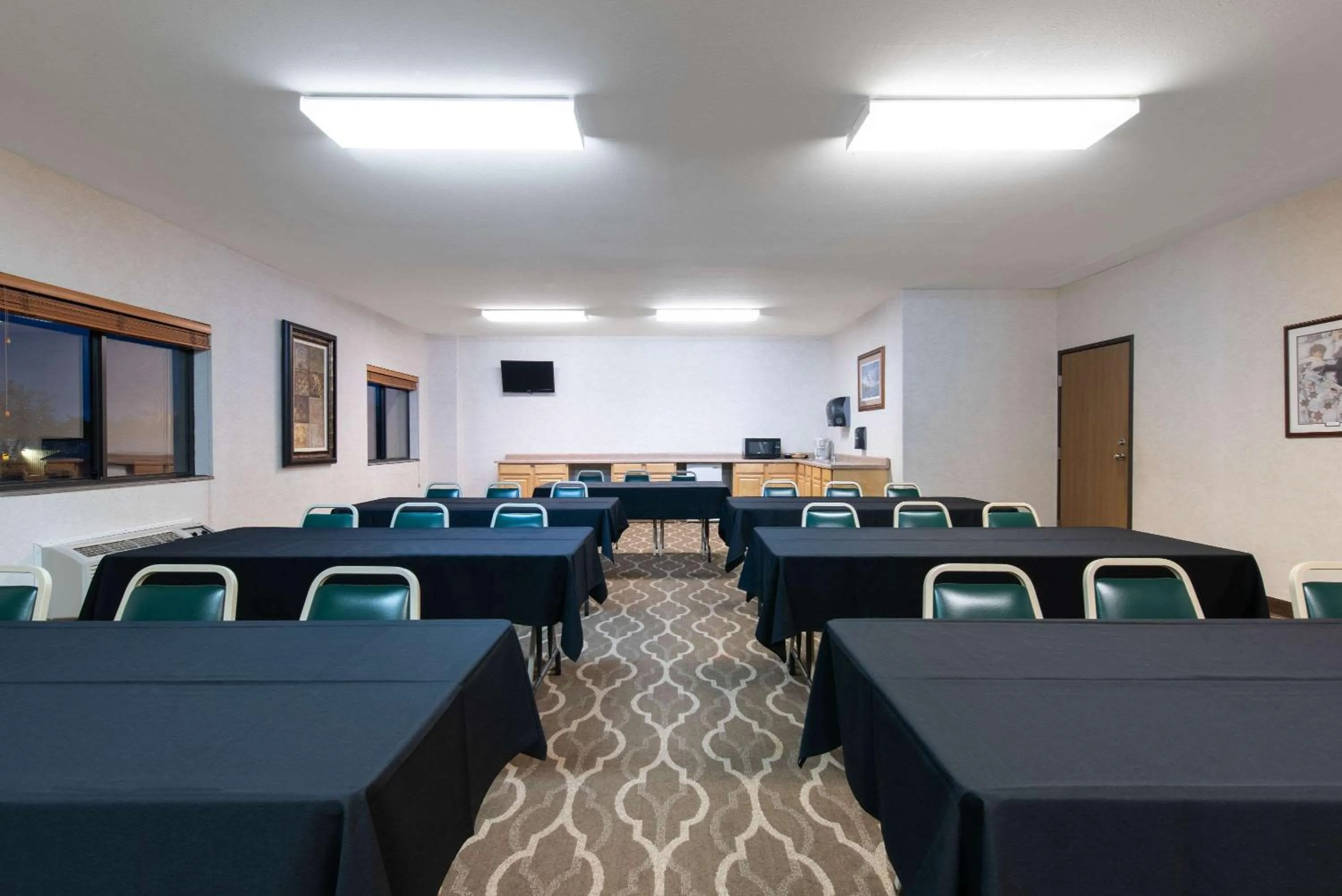 Photo of the whole room in Days Inn by Wyndham Mitchell SD