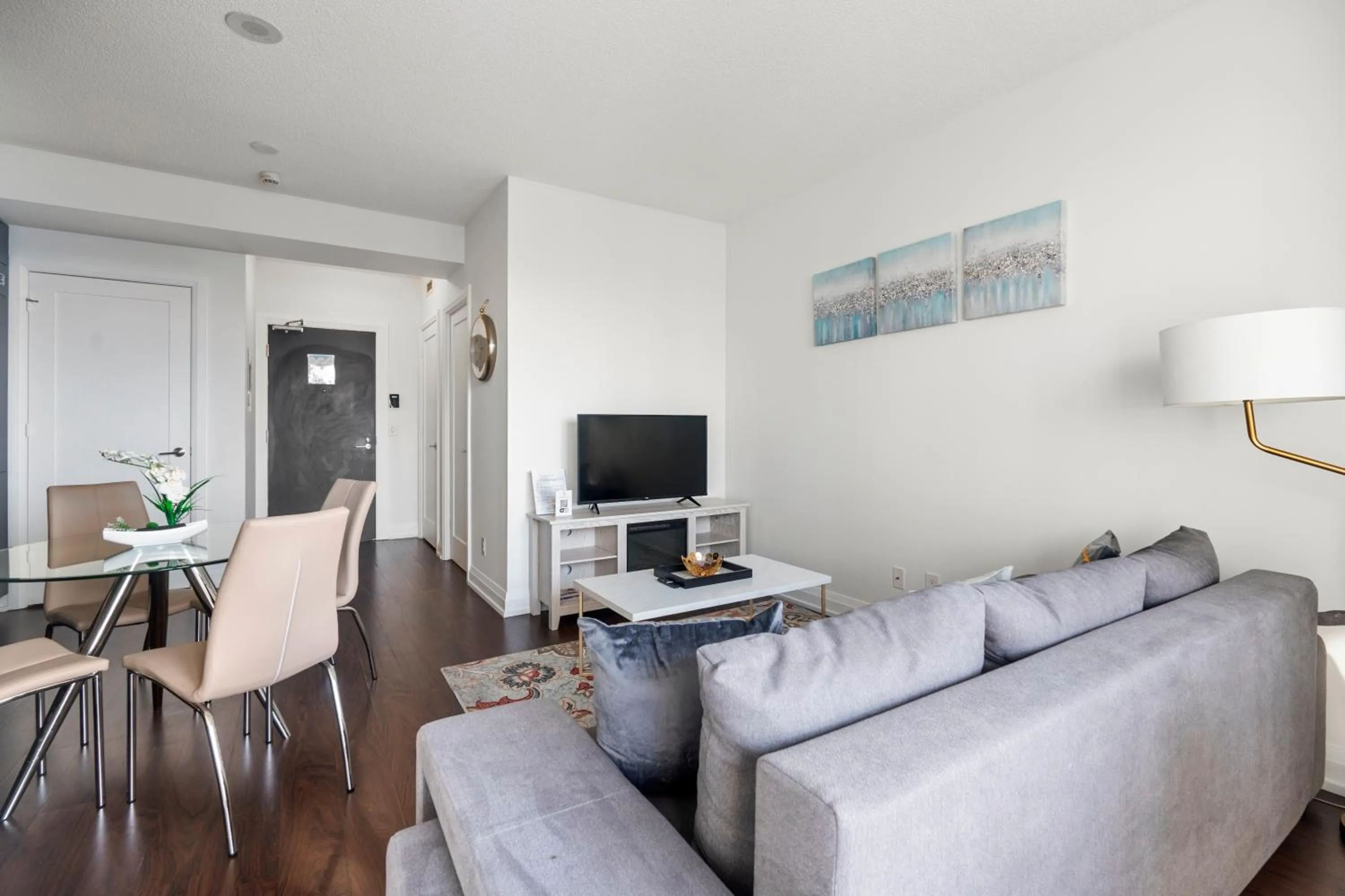 TV and multimedia in GLOBALSTAY Modern Apartments in North York Skyscraper