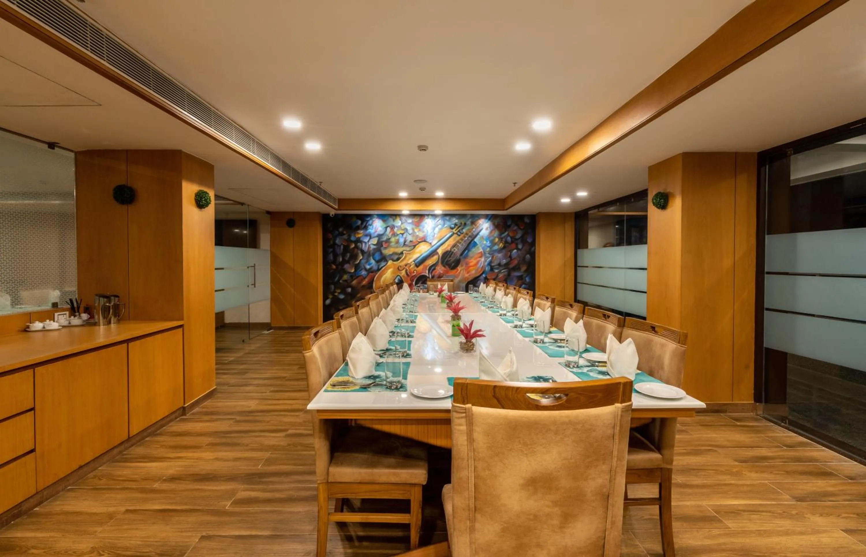 Restaurant/places to eat in Hotel Delice