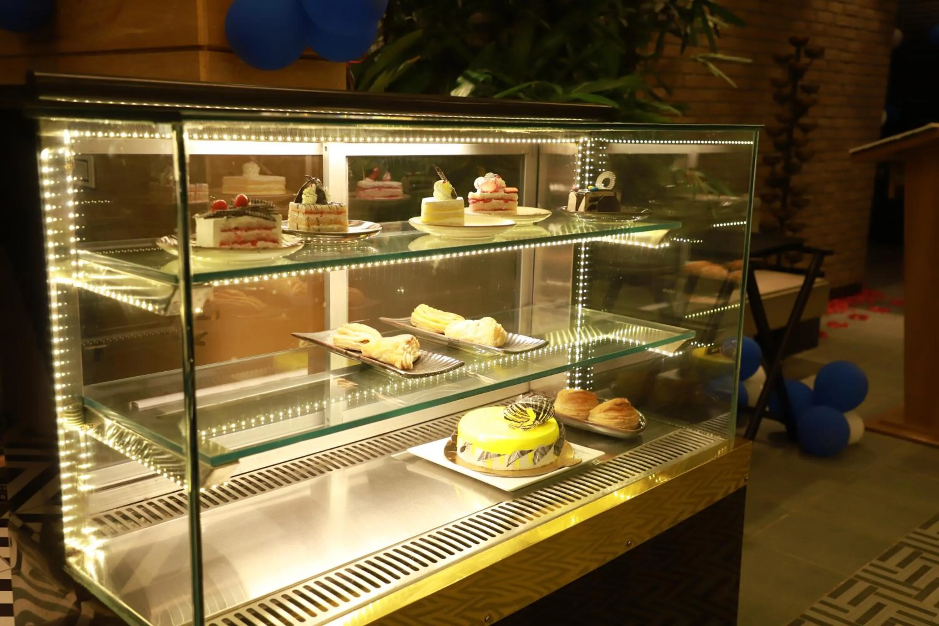 Restaurant/places to eat in Hotel Delice