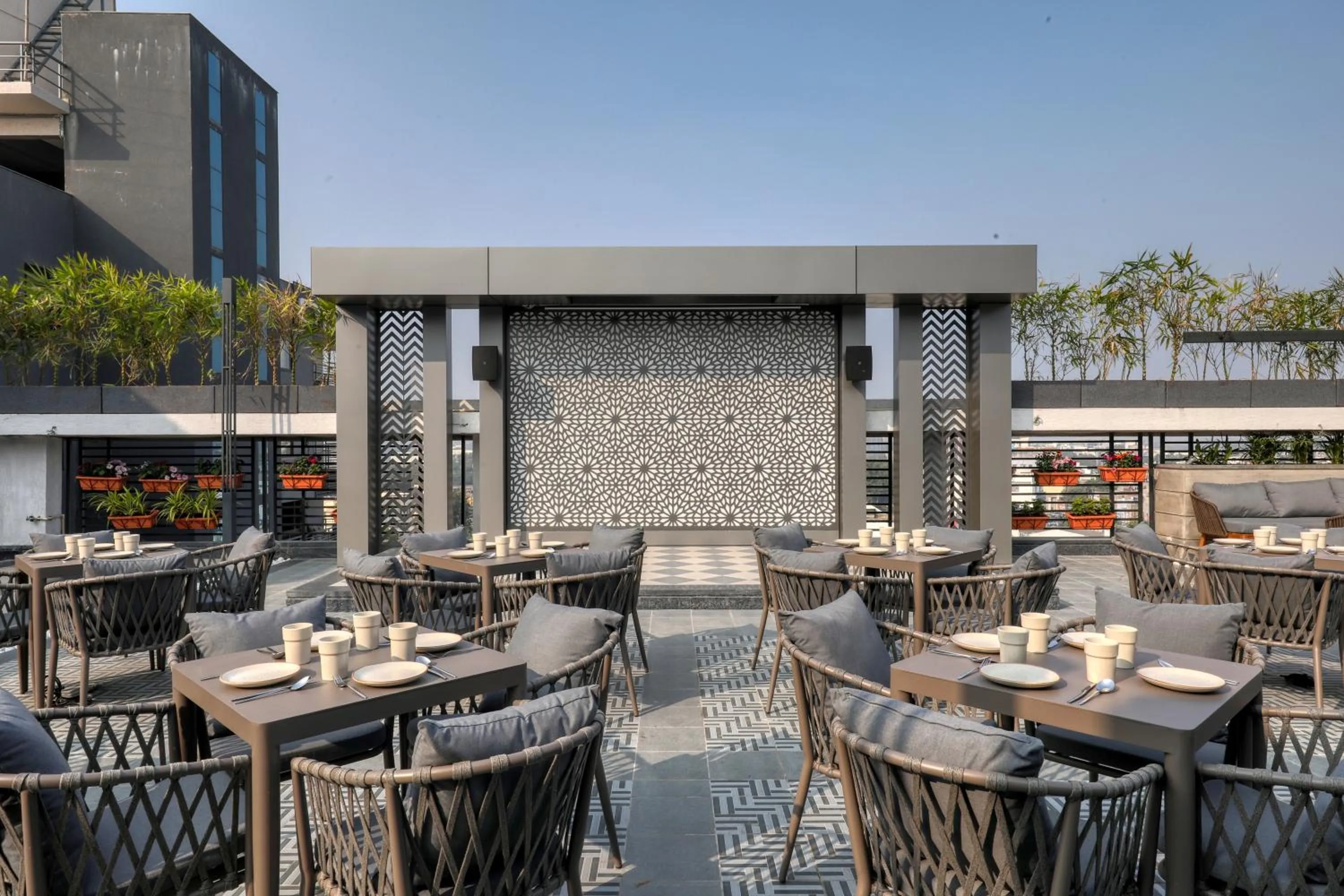 Restaurant/places to eat in Hotel Delice