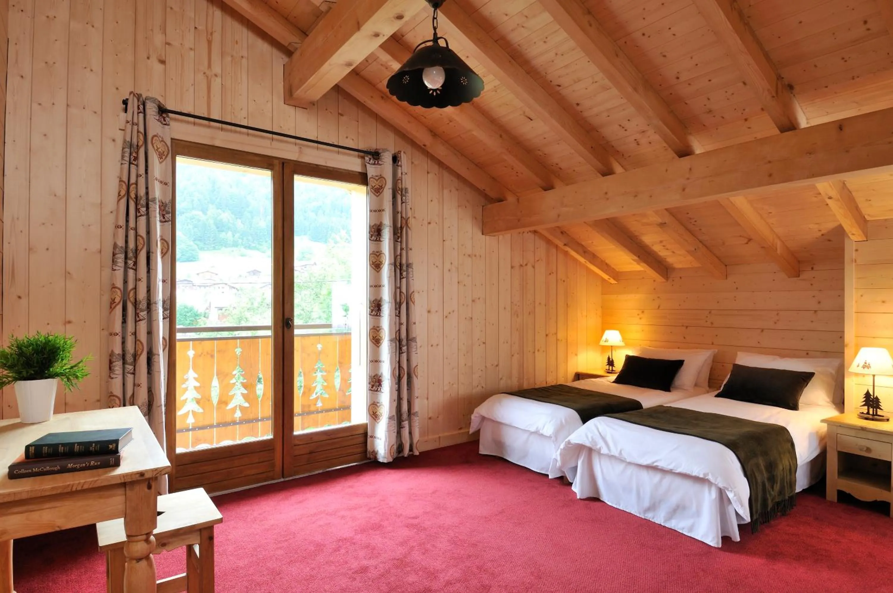 Photo of the whole room, Bed in Savoy Morzine