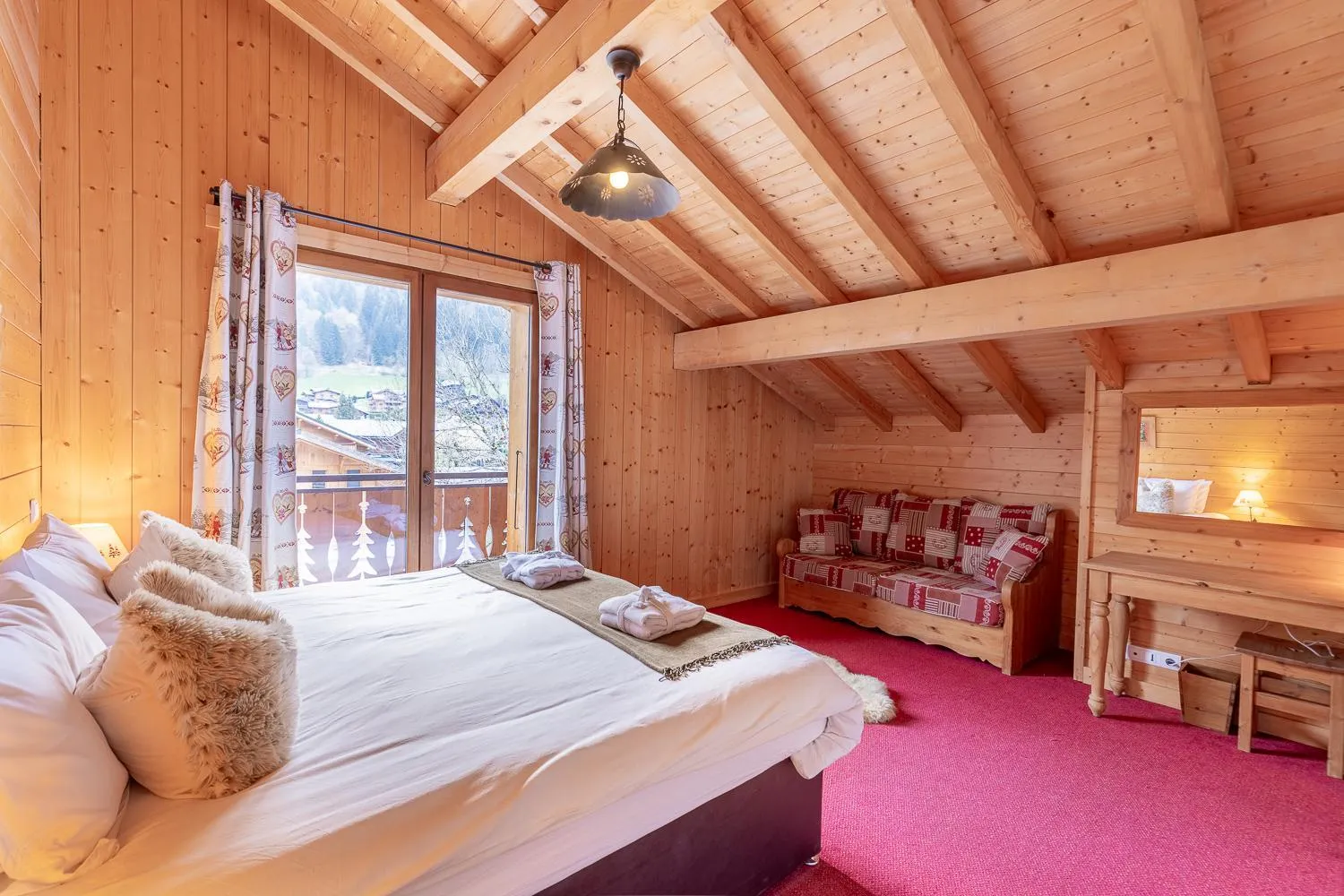Photo of the whole room, Bed in Savoy Morzine