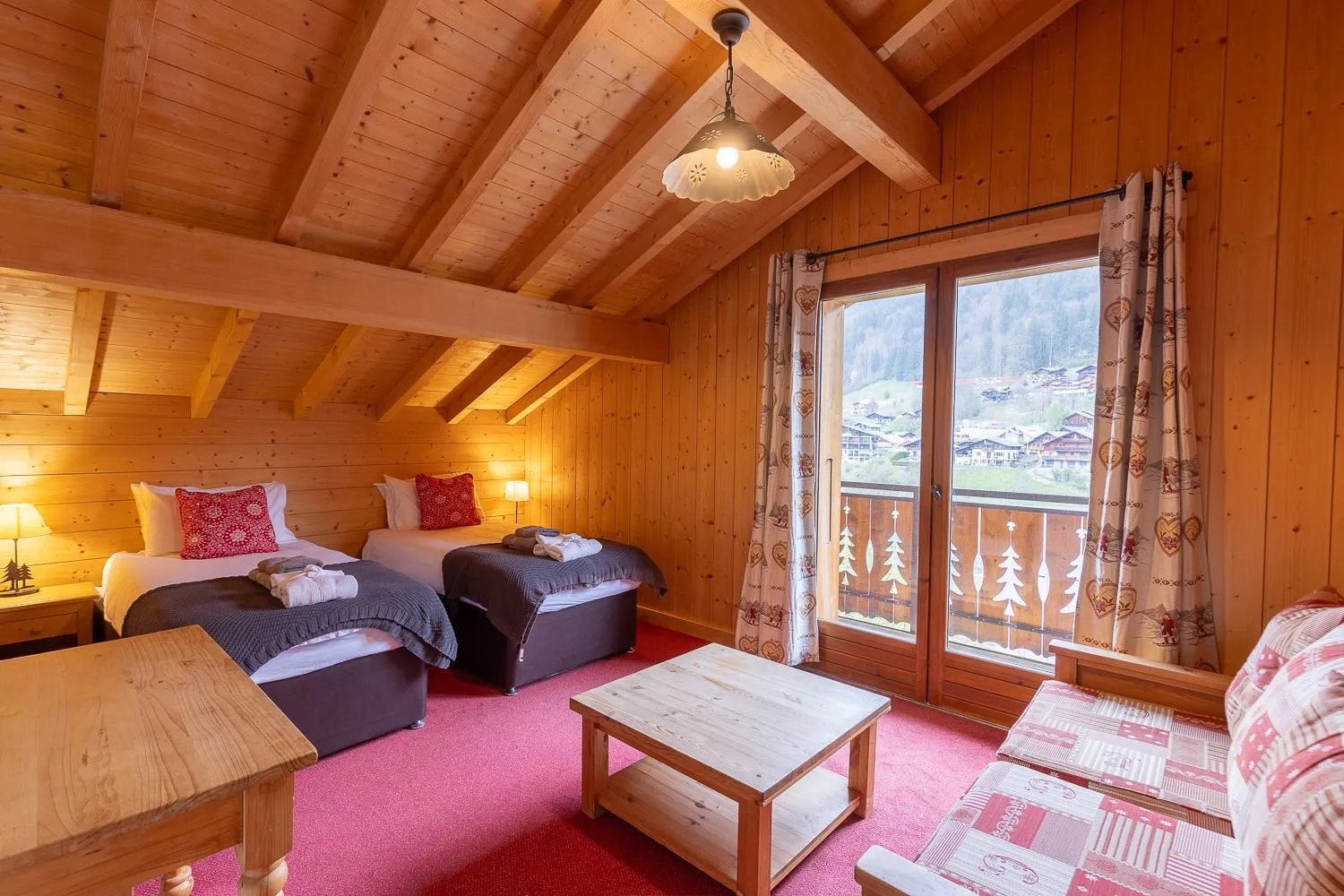 Photo of the whole room, Bed in Savoy Morzine