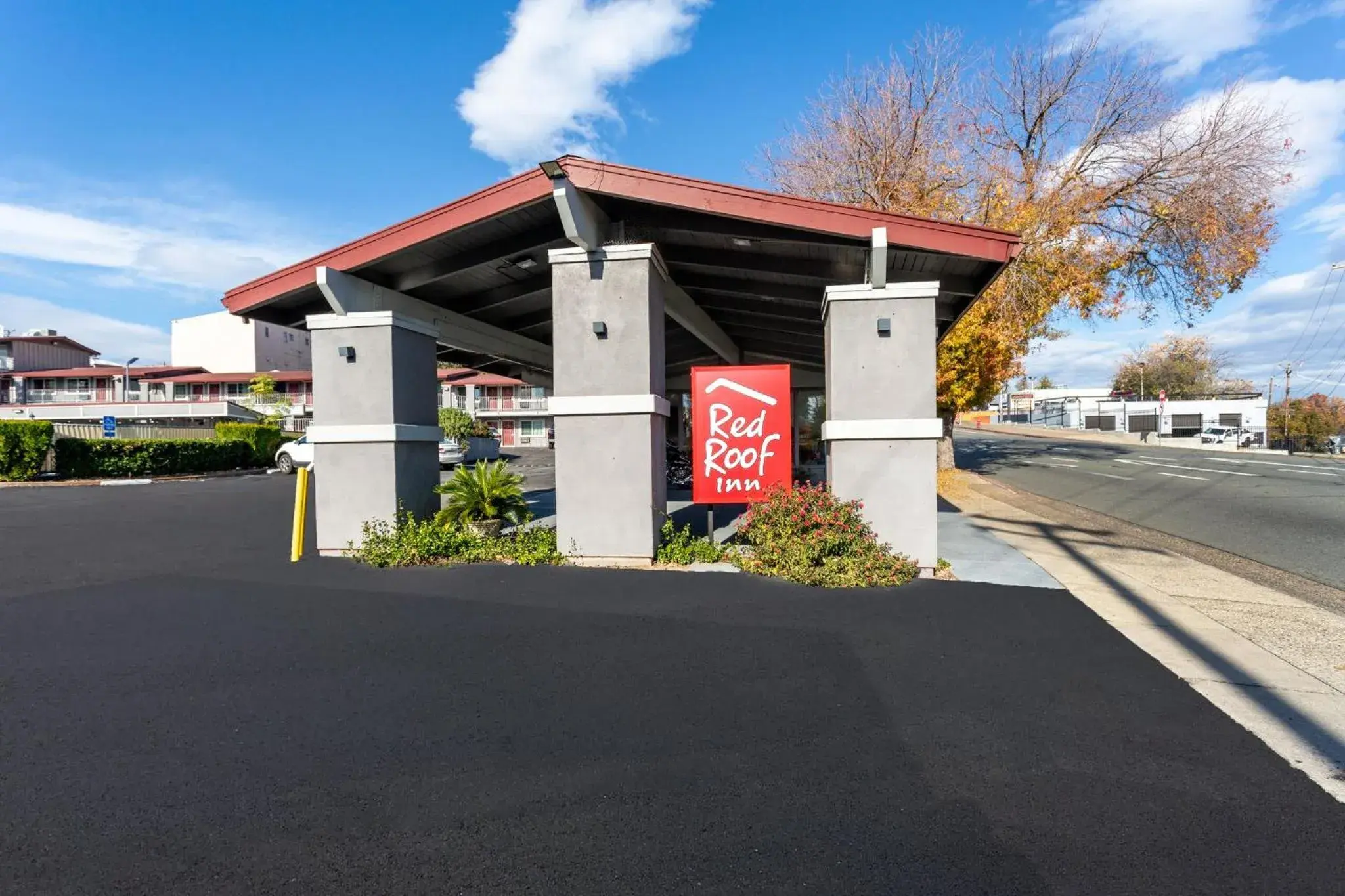 Property building in Red Roof Inn Redding Property building in Red Roof Inn Redding
