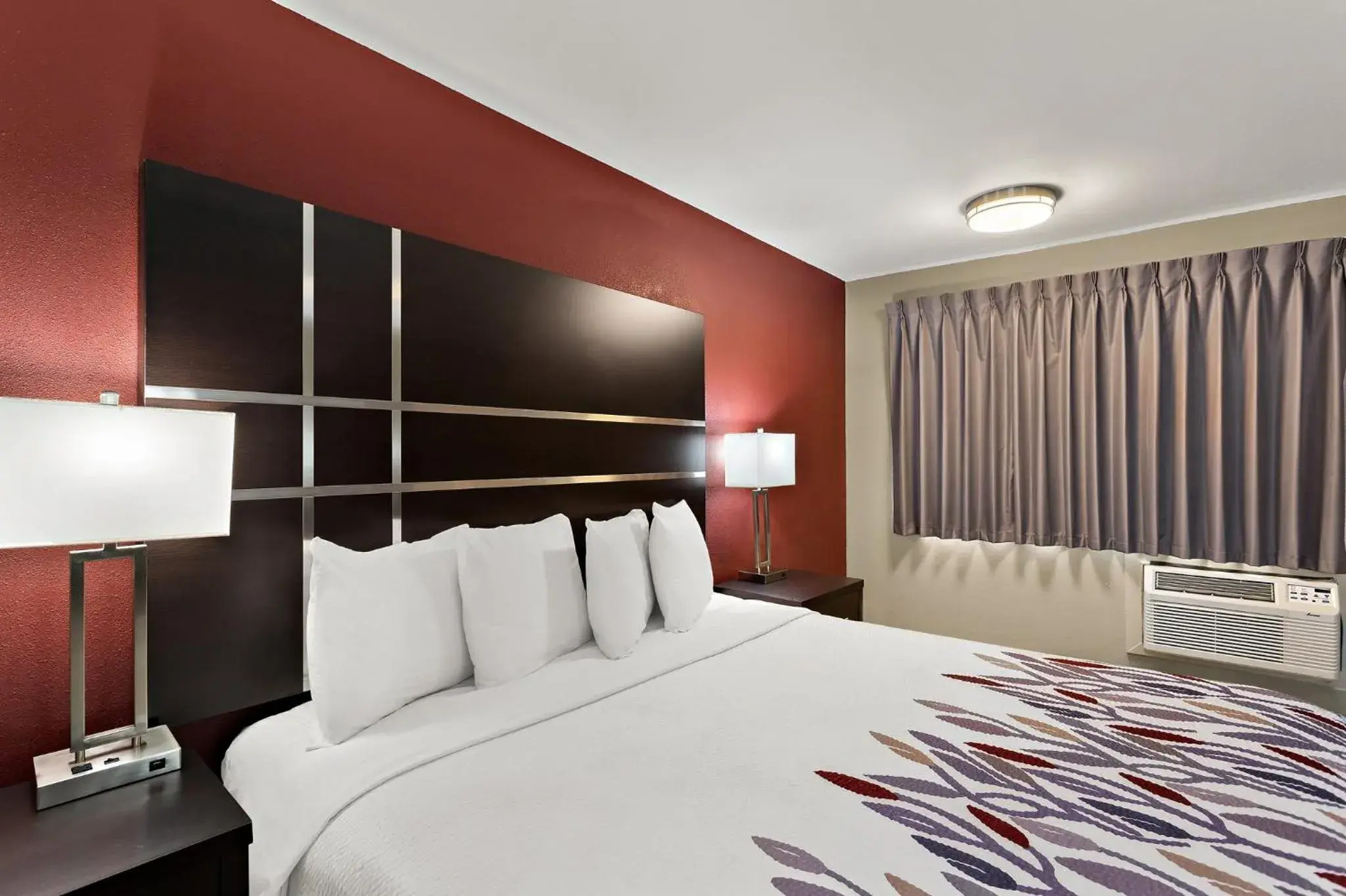 Superior King Room - Disability Access/Smoke Free in Red Roof Inn Redding Superior King Room - Disability Access/Smoke Free in Red Roof Inn Redding