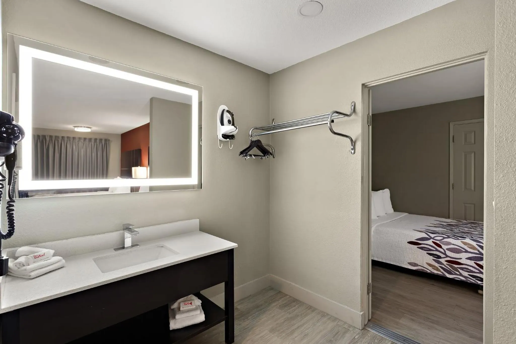 Photo of the whole room, Bed in Red Roof Inn Redding