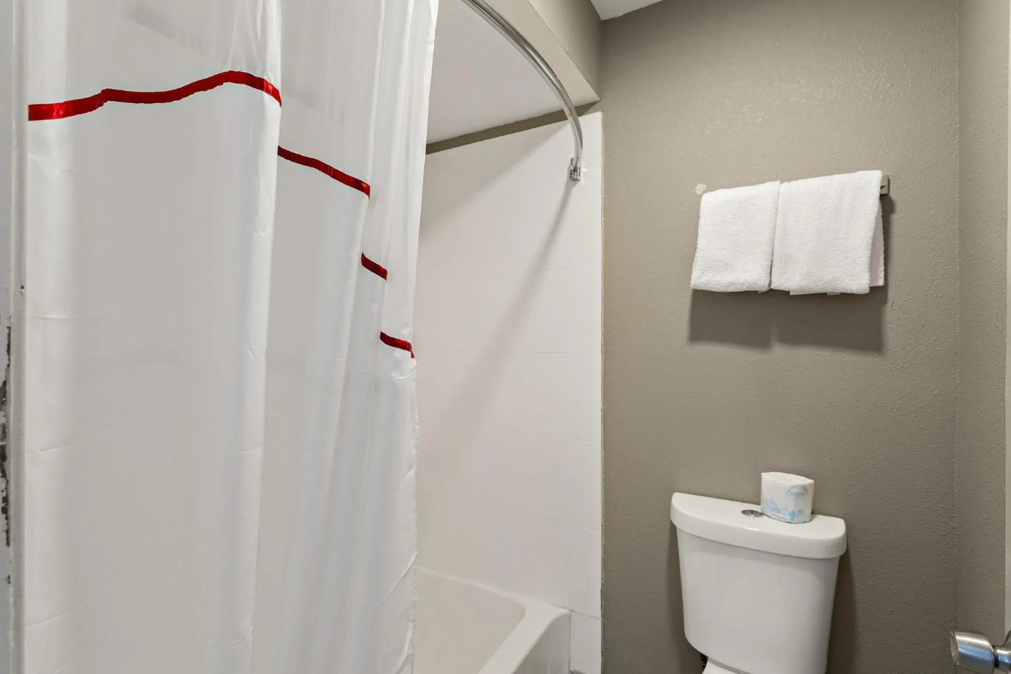 Bathroom in Red Roof Inn Redding