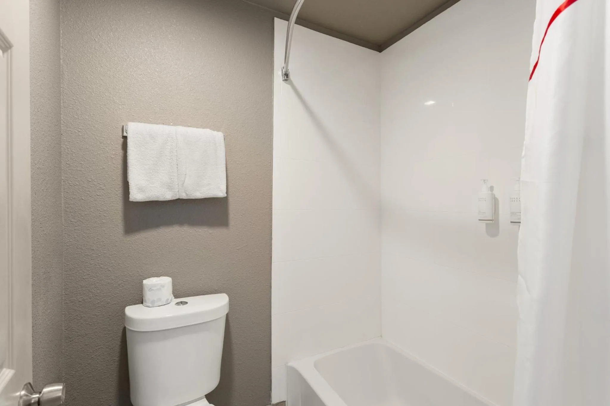 Bathroom in Red Roof Inn Redding