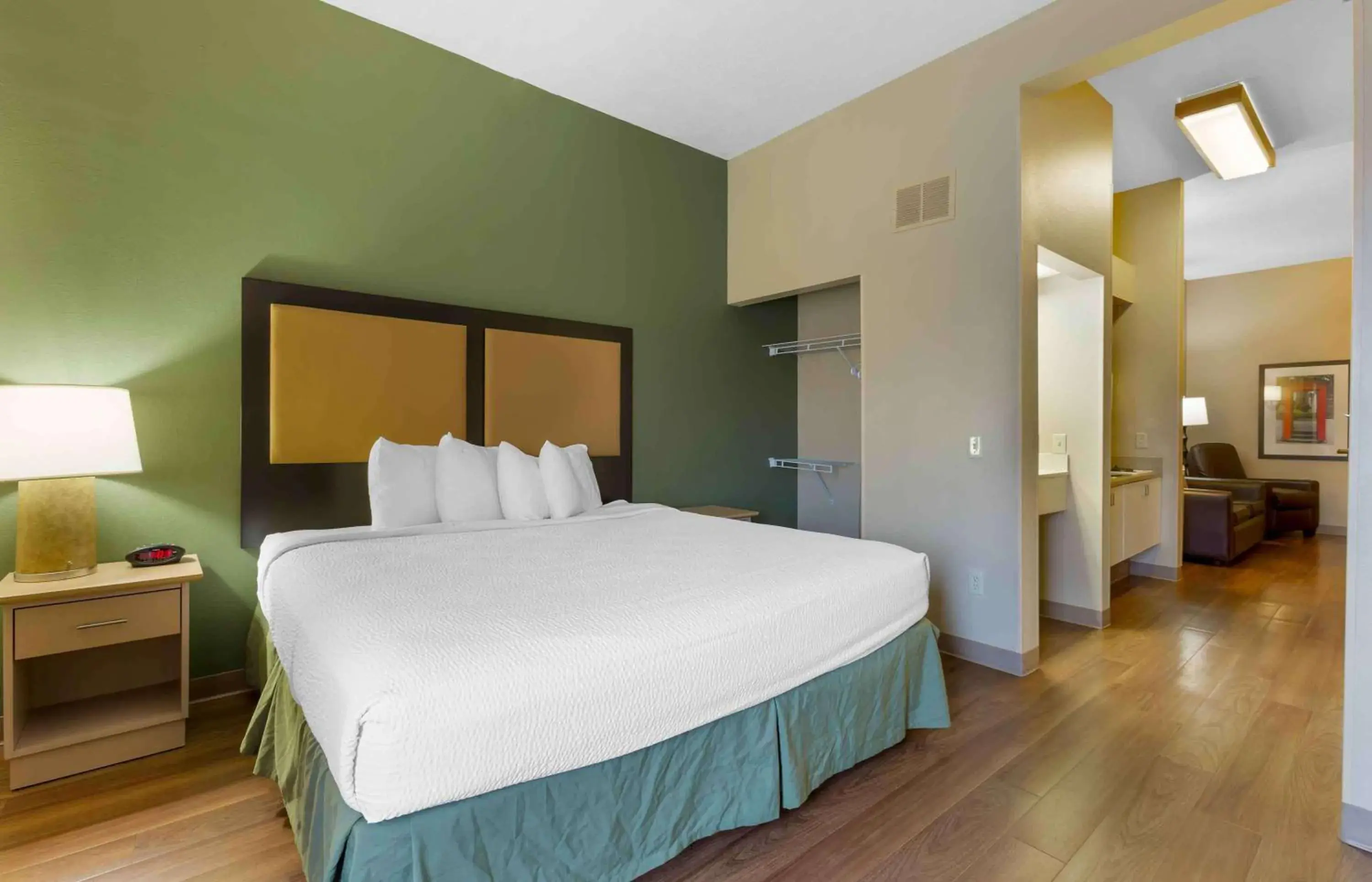 Bedroom, Bed in Extended Stay America Suites - Findlay - Tiffin Avenue Bedroom, Bed in Extended Stay America Suites - Findlay - Tiffin Avenue