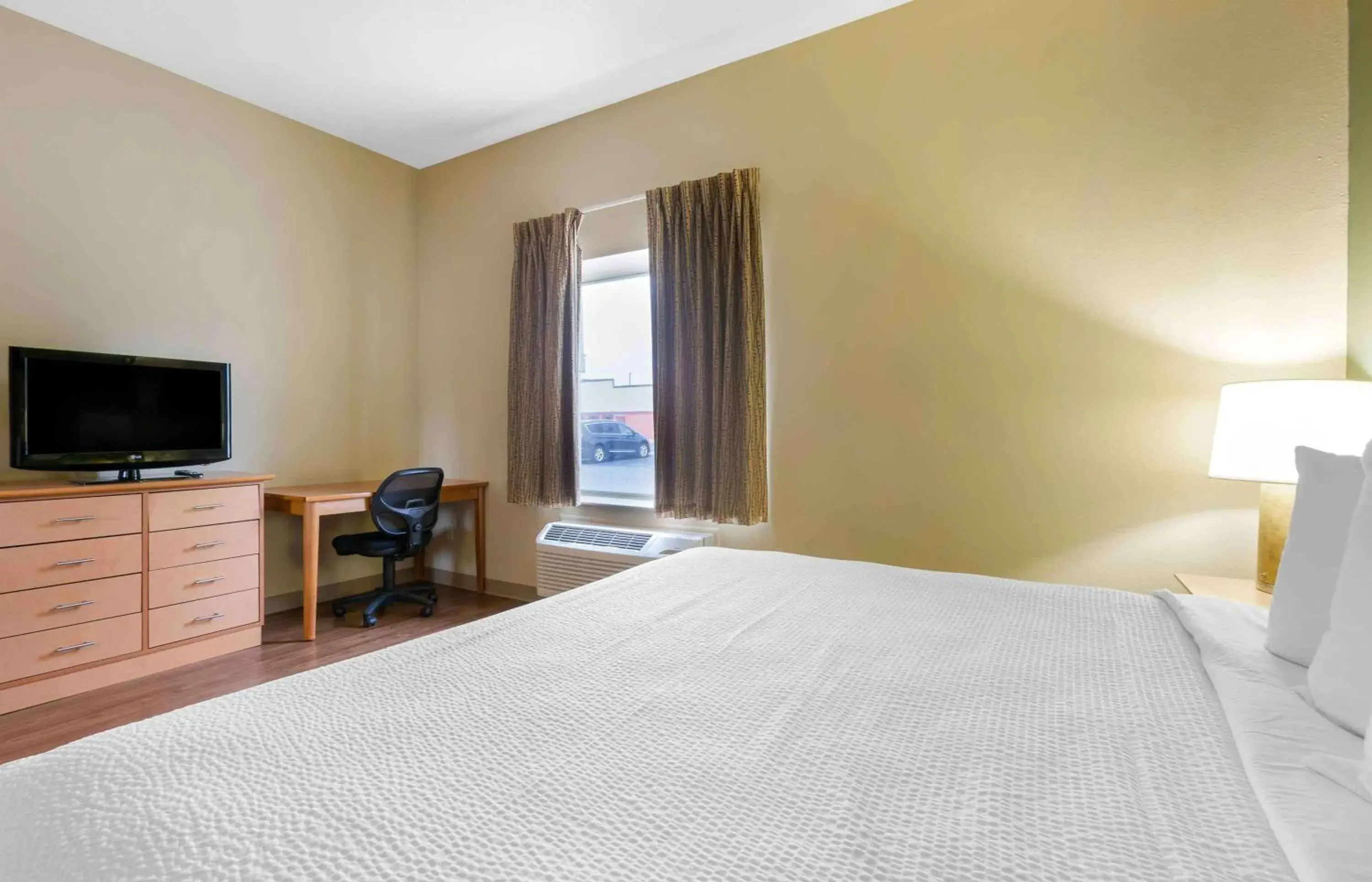 Bedroom, Bed in Extended Stay America Suites - Findlay - Tiffin Avenue Bedroom, Bed in Extended Stay America Suites - Findlay - Tiffin Avenue