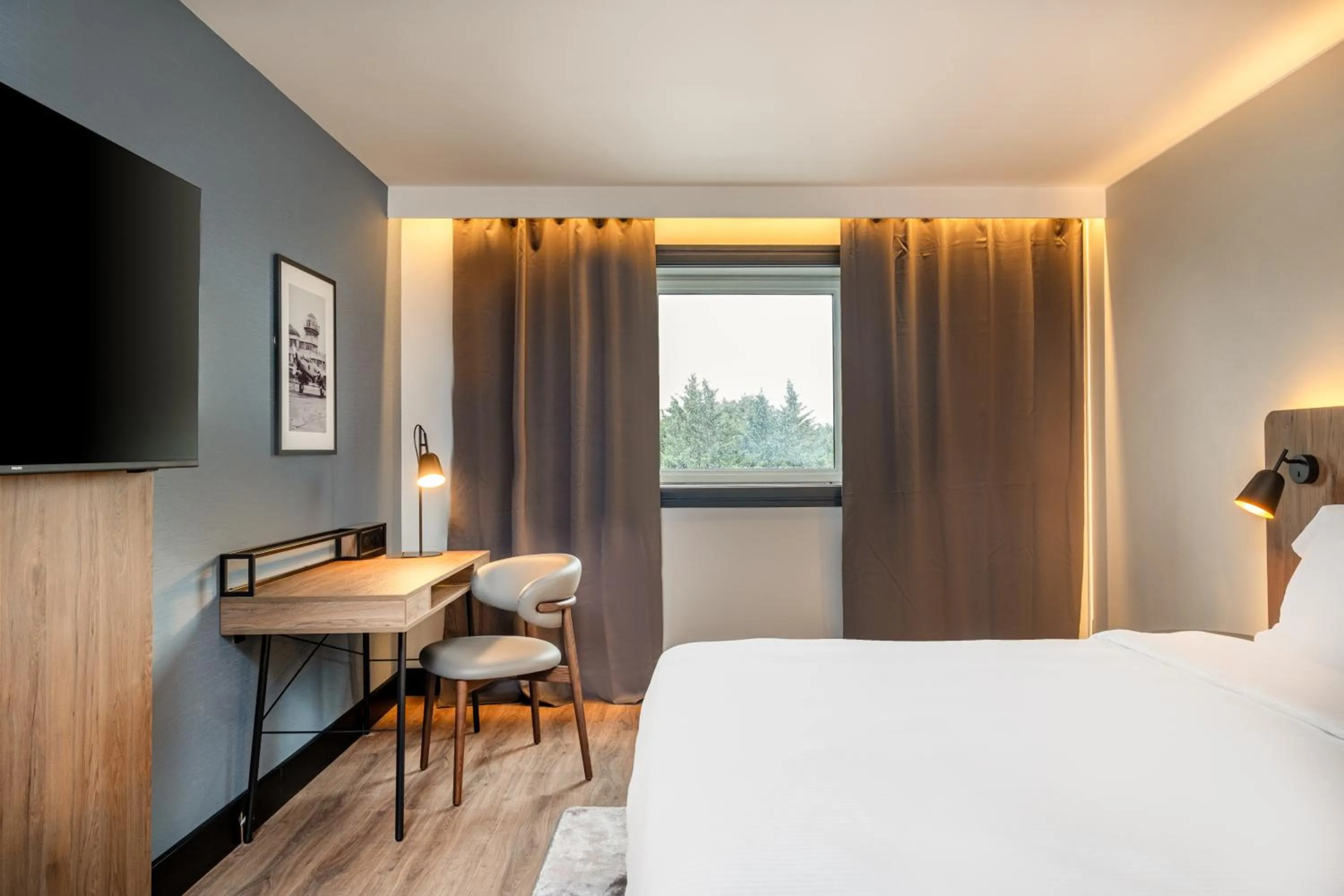 TV and multimedia, Bed in Golden Tulip CDG Airport Roissy