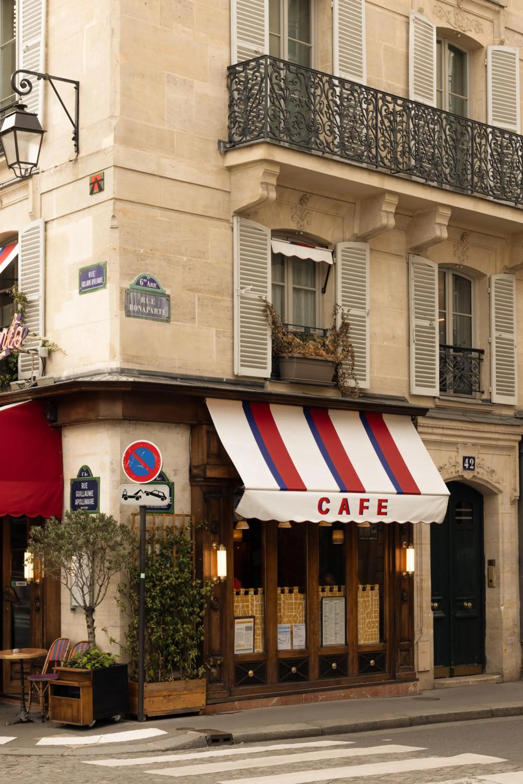 Neighbourhood in Hôtel Des Grands Voyageurs