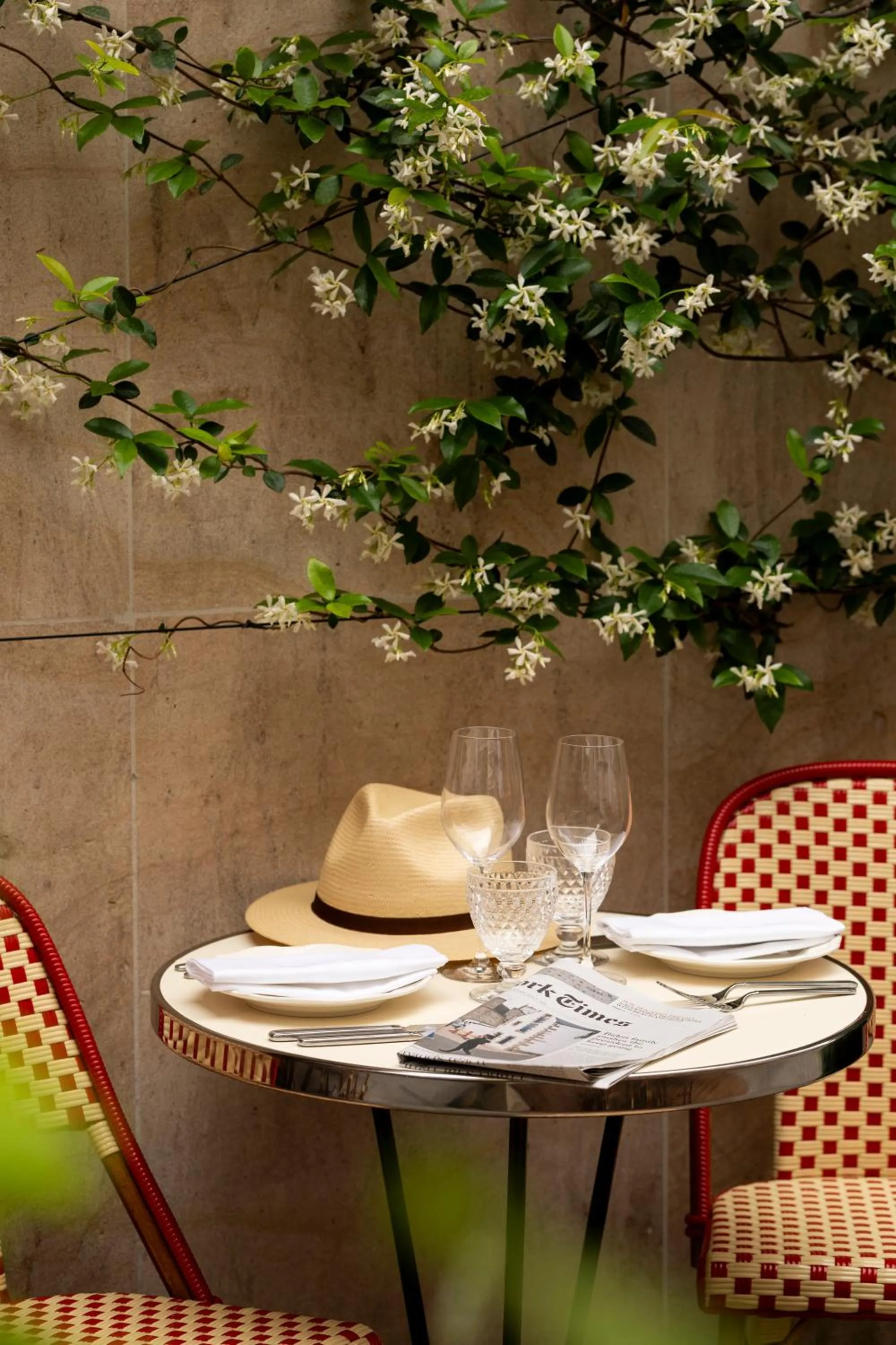 Patio in Hôtel Des Grands Voyageurs