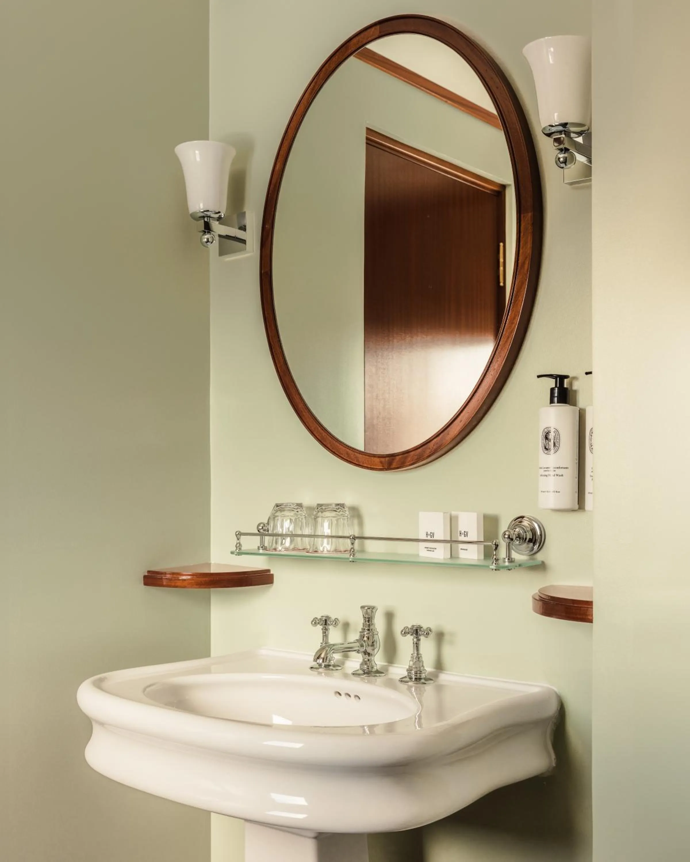 Bathroom in Hôtel Des Grands Voyageurs