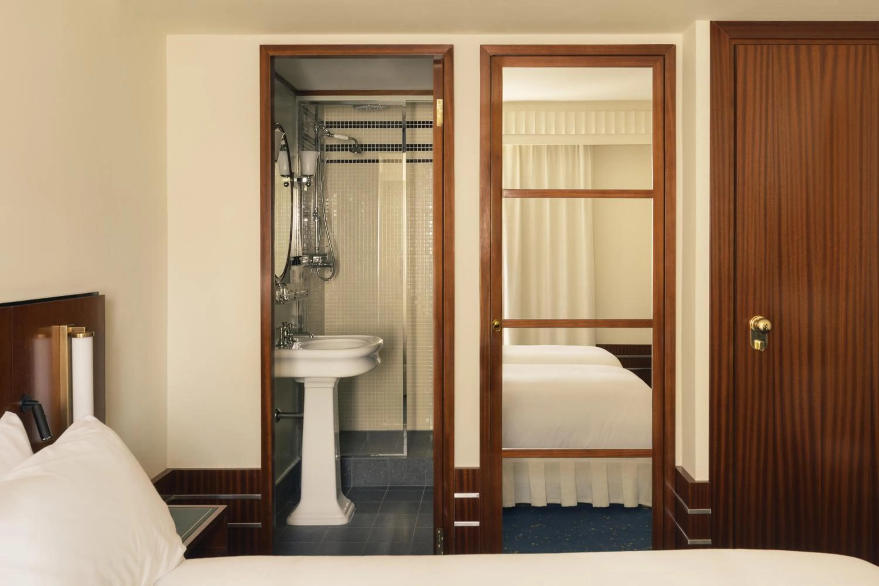 Interconnecting Queen and Classic "Signature" Rooms in Hôtel Des Grands Voyageurs