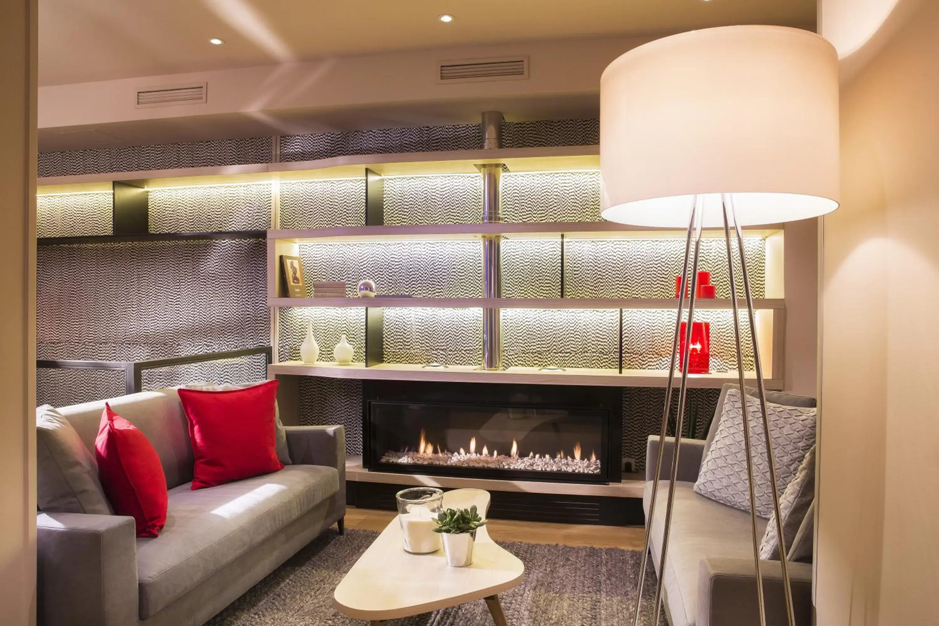 Lounge or bar in Best Western Quartier Latin Pantheon Lounge or bar in Best Western Quartier Latin Pantheon