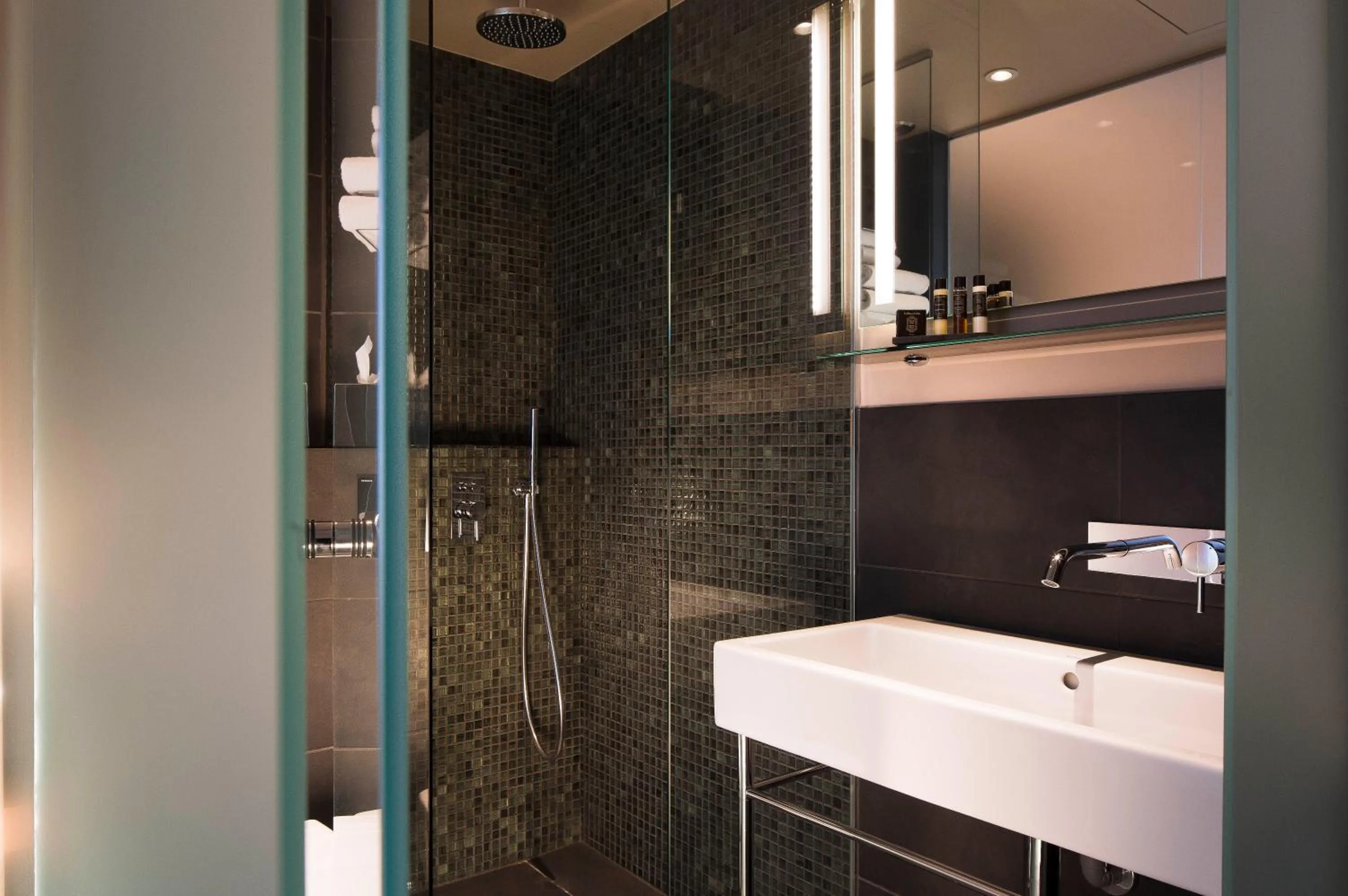 Shower in Best Western Quartier Latin Pantheon