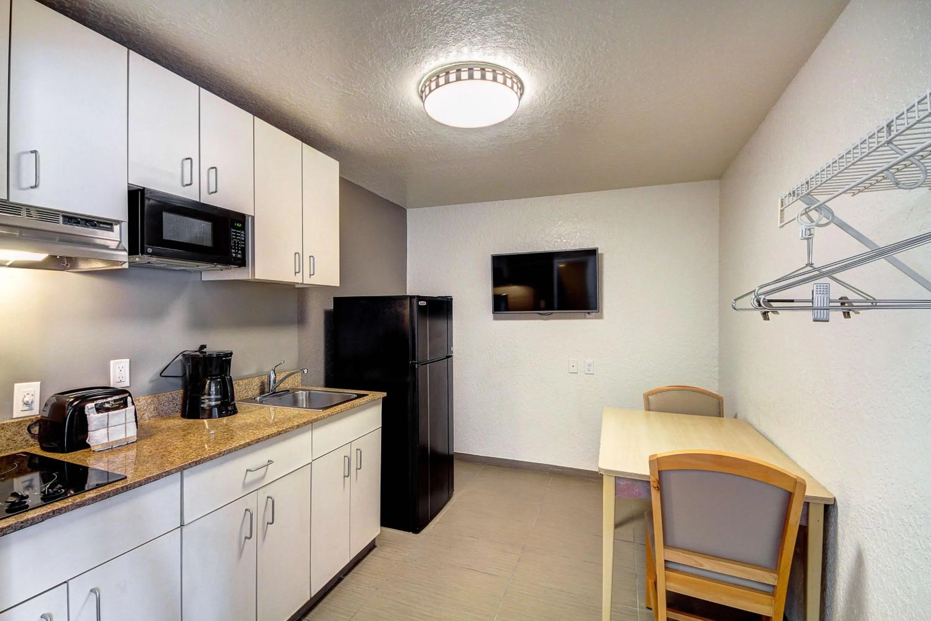 Photo of the whole room in Studio 6 Midwest City, Ok - Oklahoma City