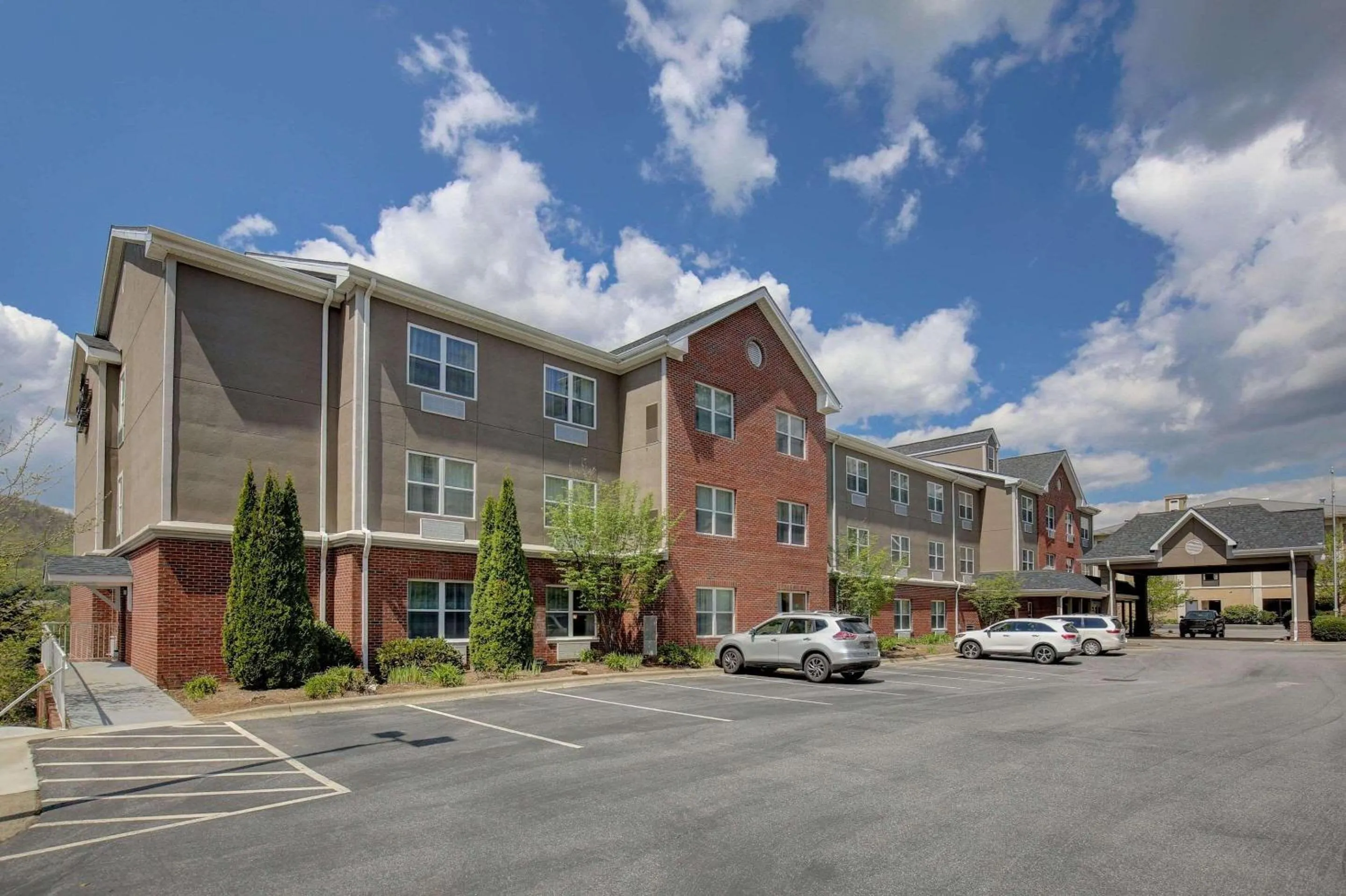 Property building in Country Inn & Suites by Radisson, Boone, NC