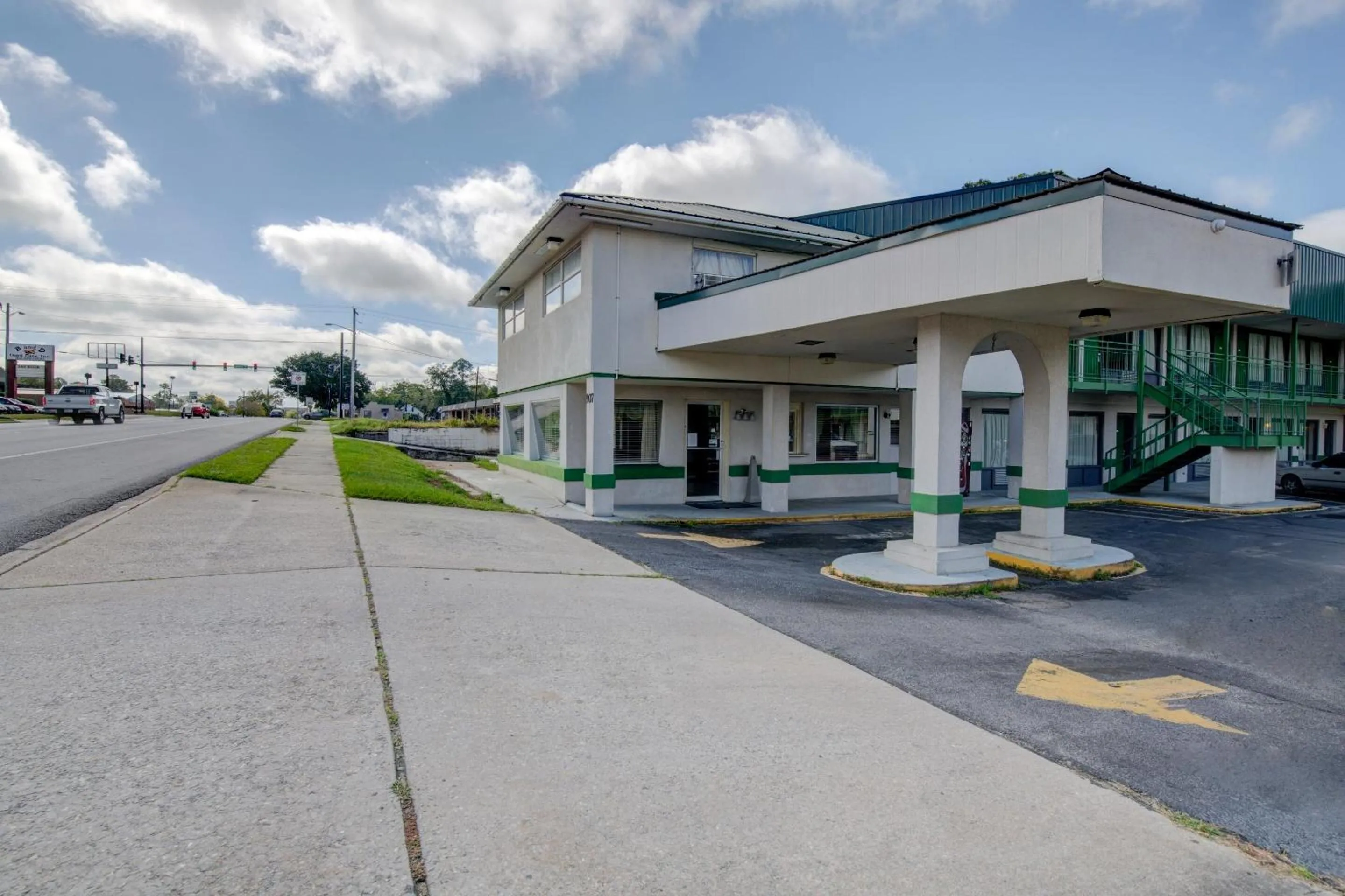 Facade/entrance in OYO Hotel Douglas GA US-441