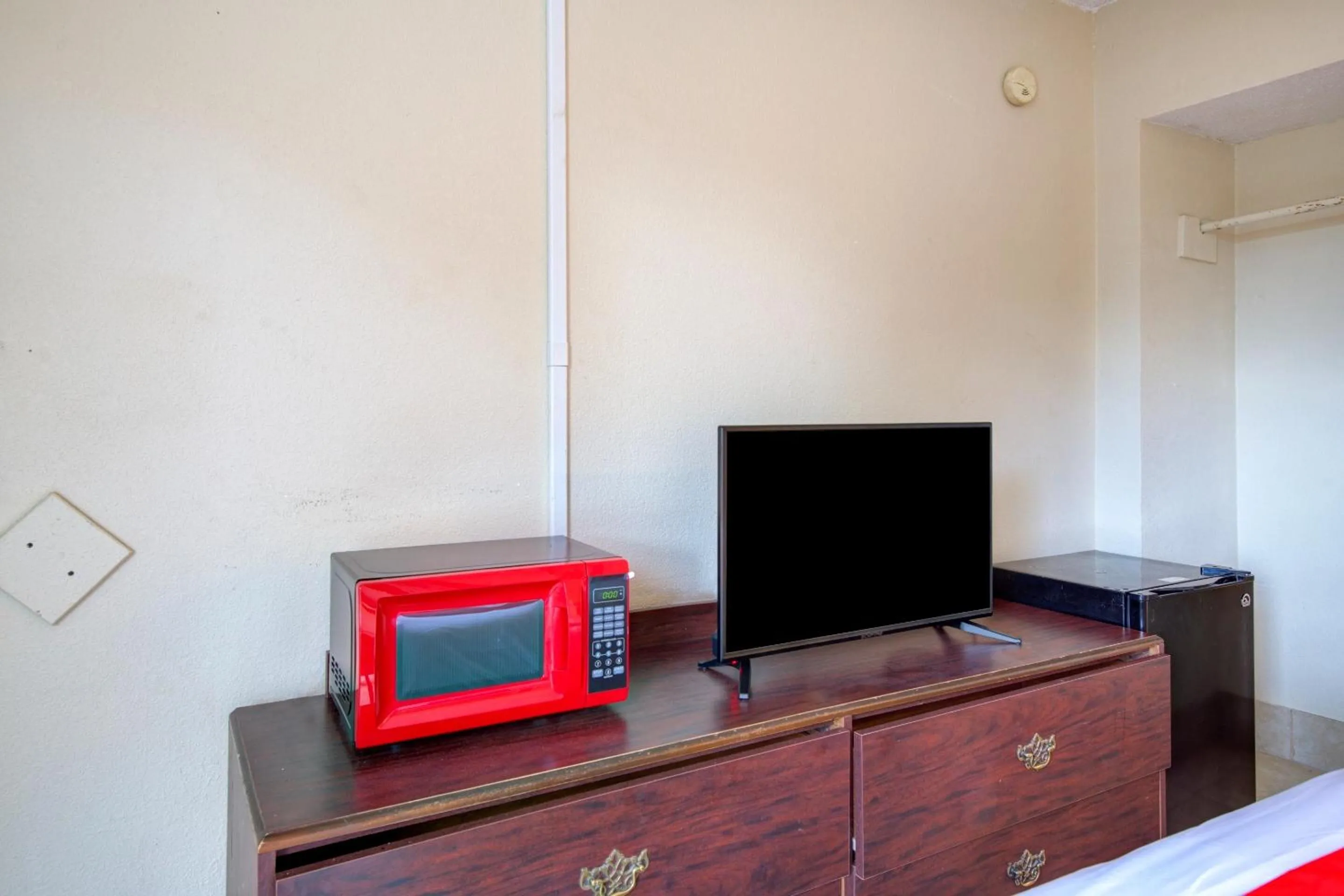 Bedroom in OYO Hotel Douglas GA US-441