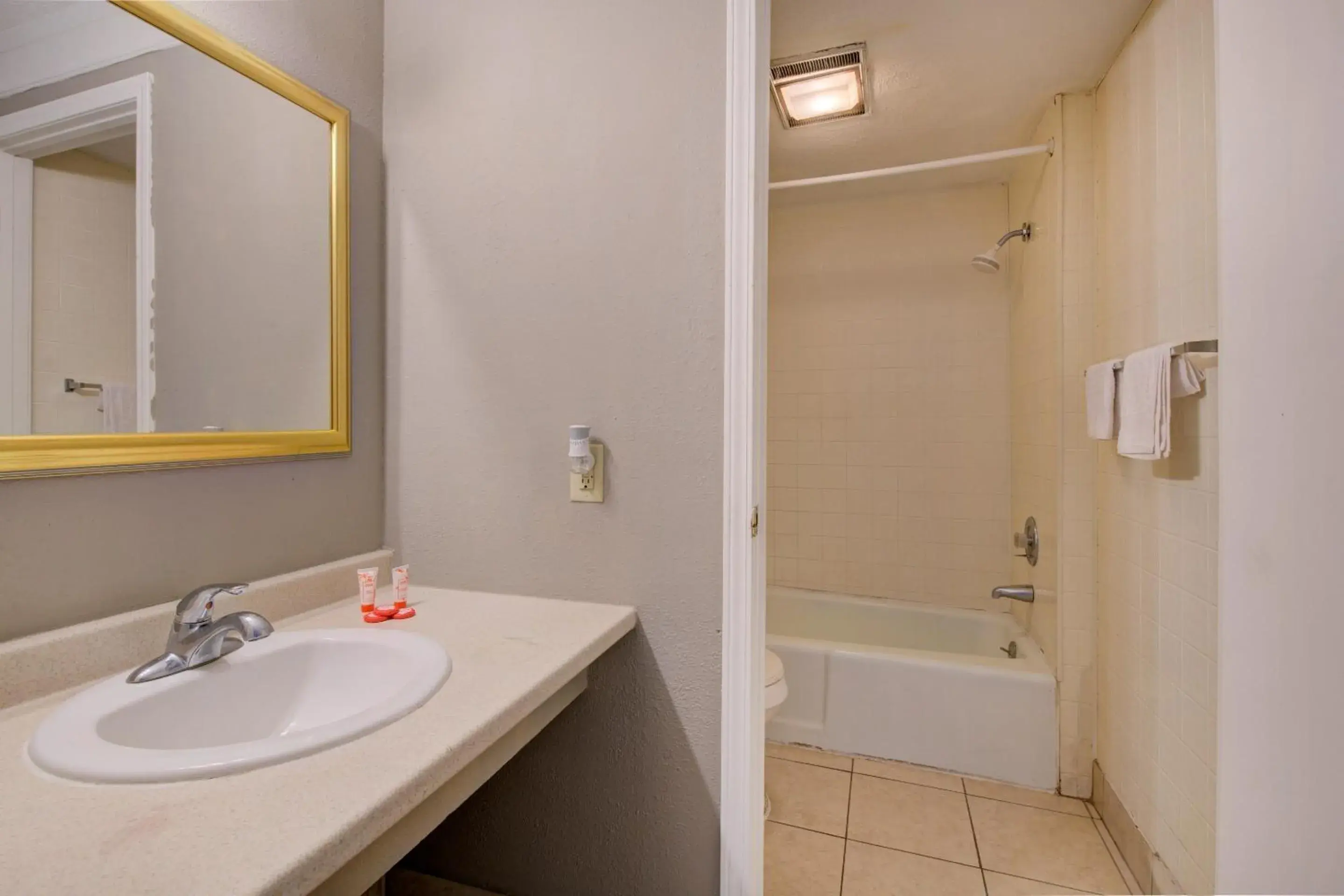 Bathroom in OYO Hotel Douglas GA US-441 Bathroom in OYO Hotel Douglas GA US-441