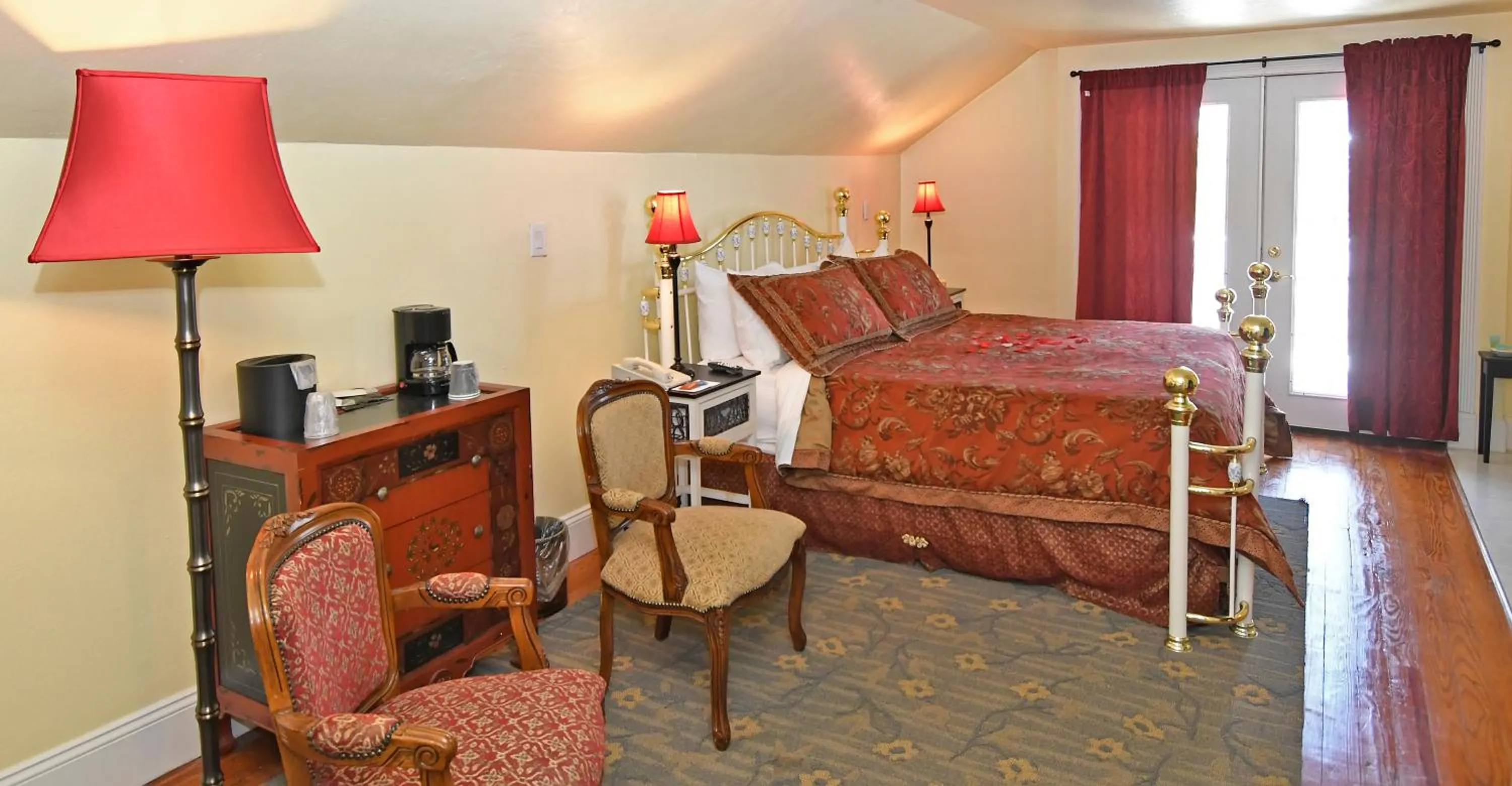 Bed in The Country Inn of Berkeley Springs
