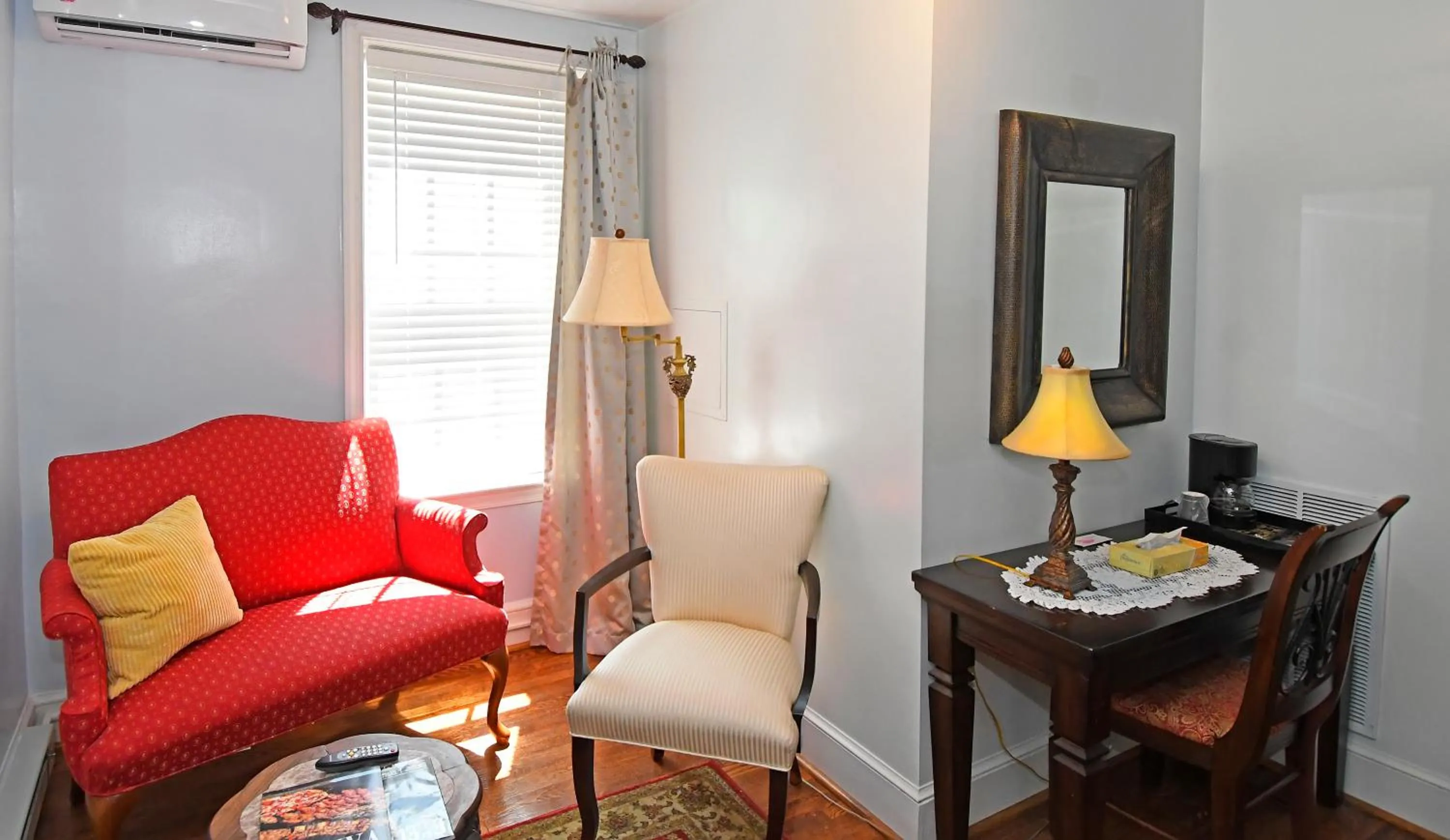 Seating area in The Country Inn of Berkeley Springs