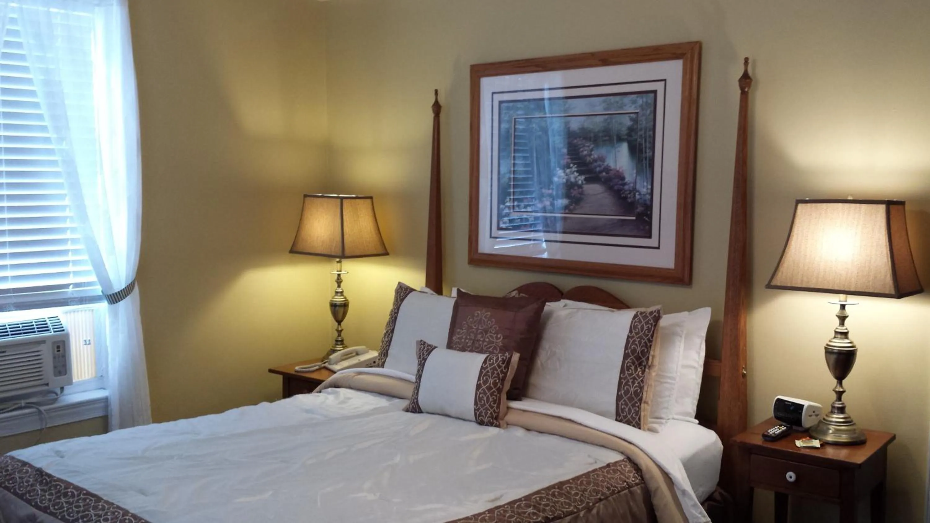 Bed in The Country Inn of Berkeley Springs