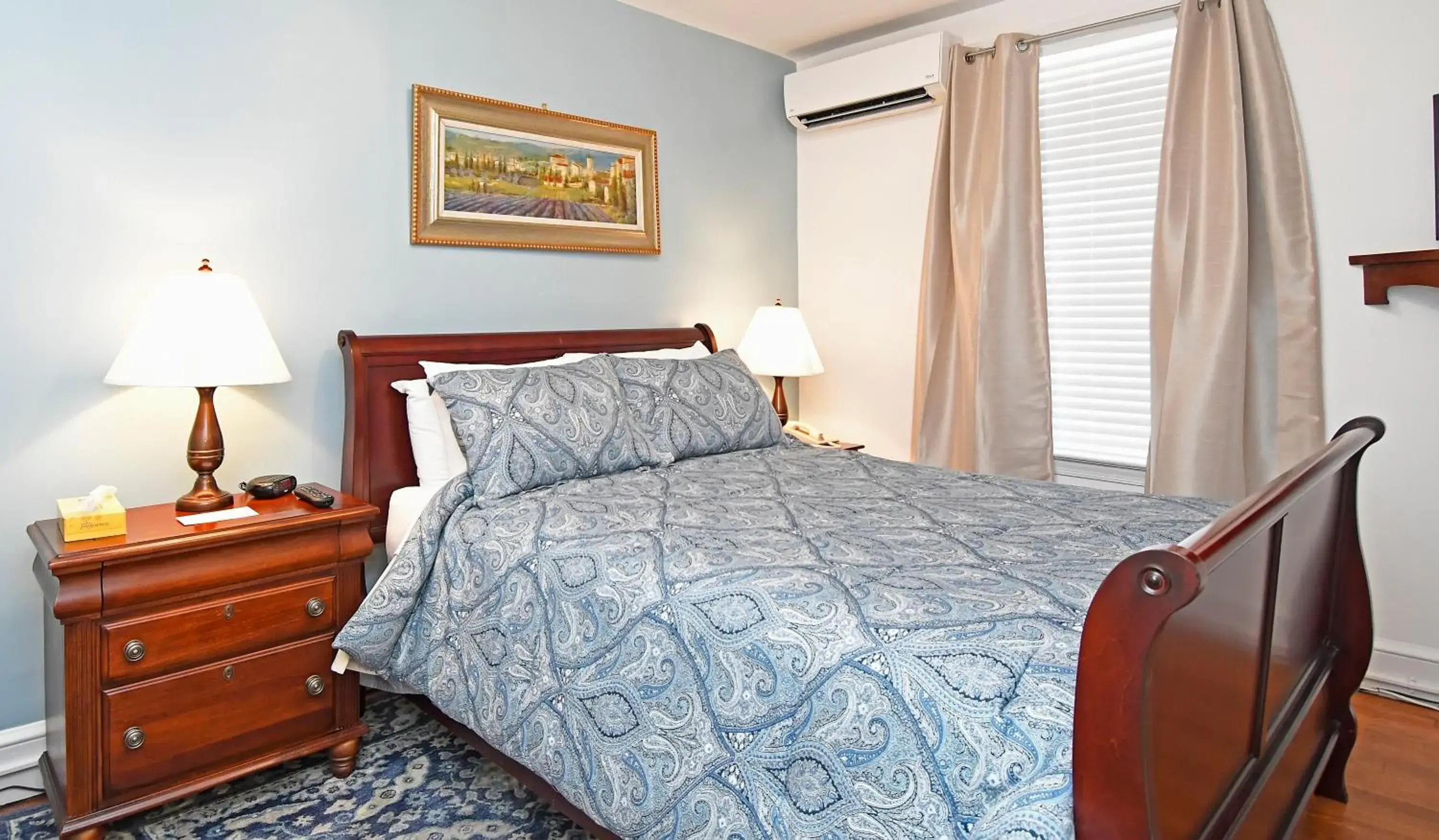 Deluxe Queen Room in The Country Inn of Berkeley Springs Deluxe Queen Room in The Country Inn of Berkeley Springs